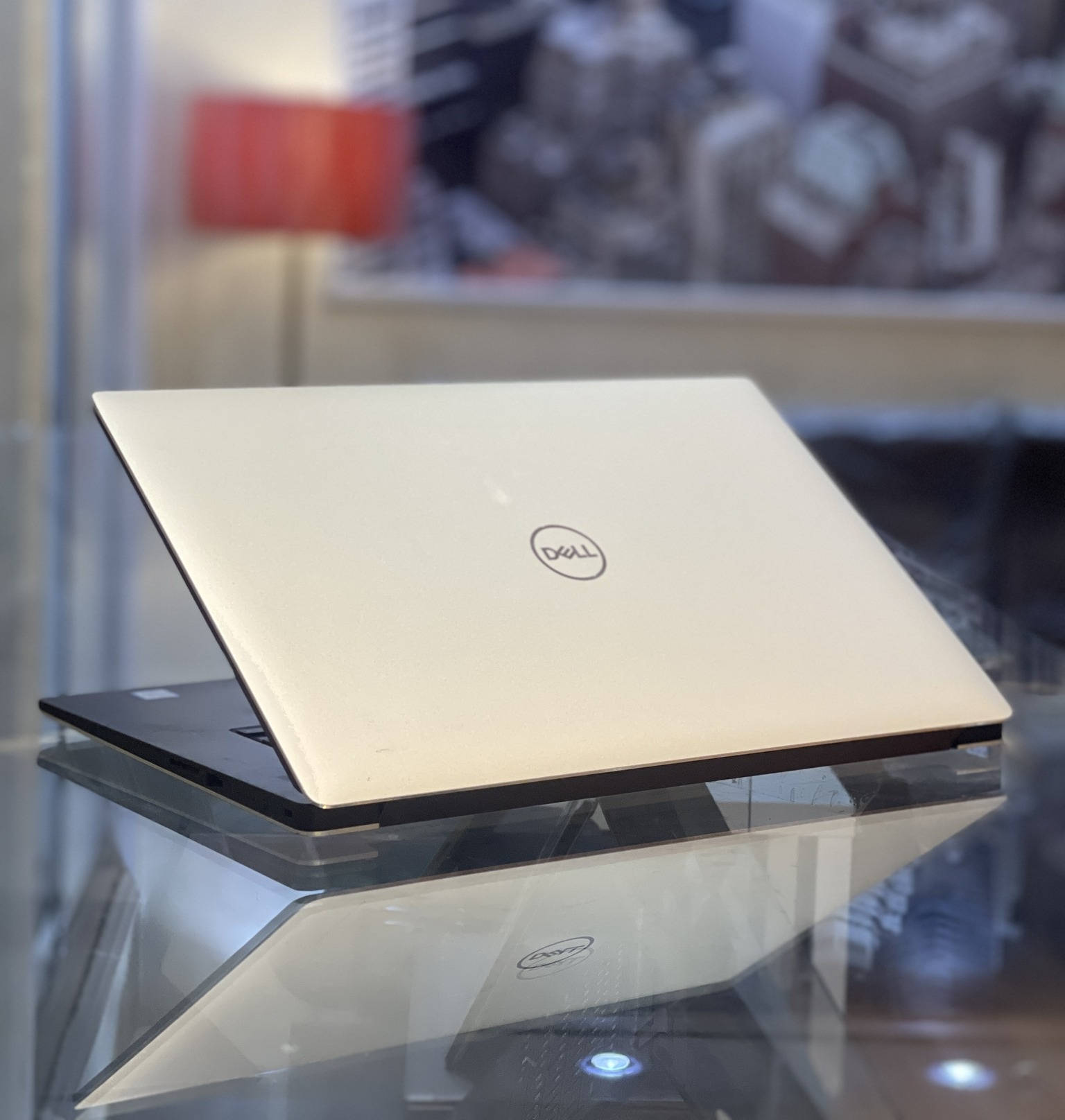 الأشيك والأقوى والأخف في فئة الديل (الوورك ستيشن)❤️🔥 

لابتوب سلم Dell Precision 5540 

المحتاج العاب قوية و شغل ثقيل و شكل أنيق و وزن خفيف .. ديل حققت المعادلة في هذا اللابتوب المميز.

#أقوى_معالج كور i9 / جيل 9 / أعلى فئة H المُصمّمة للإلعاب والتصاميم

(شكد قوي كور i7 فئة H .. تخيل كور i9 فئة H شلونه؟) صاروخ بمعنى الكلمة، ويفتحلك الألعاب والبرامج الثقيلة بكل سرعة وسلاسة بدون أي تقطيع.

رام 16 كيكا DDR4 

هارد 512 نوع SSD - NVMe (أسرع من SSD العادي إللي هو أصلاً سريع)!!

#كارتين_شاشة

كارت شاشة داخلي Intel UHD Graphics حجم 8 كيكا 

كارت شاشة خارجي NVIDIA Quadro T2000 (فئة GDDR5 أقوى و أعلى فئة بالكوادرو) حجم 4 كيكا 

شاشة كبيرة 15.6 Full HD (بيها تشبع لوني قوي + حوافها سلم)

تحتوي على منفذ تايب سي (  ثندربولت ) 

وايفاي 6 

كاميرا FHD 

صوت محيطي رهيب

#برامج_منصبة_باللابتوب:

- الاوفيس كامل

- مجموعة الادوبي 

- برامج مشاهدة افلام ومباريات كرة القدم (شبكتي و سينمانا) 

- مواقع تواصل اجتماعي 

- كيم لوب

- ستيم 

- الاوتوكاد 

#السعر 890 ألف مع #سيت_ملحقات (حقيبة + ماوس + ماوس باد + هدفون + الشاحن)

بغداد حي العدل (توصيل #مجاني بكل العراق)

للتواصل واتساب ***********
