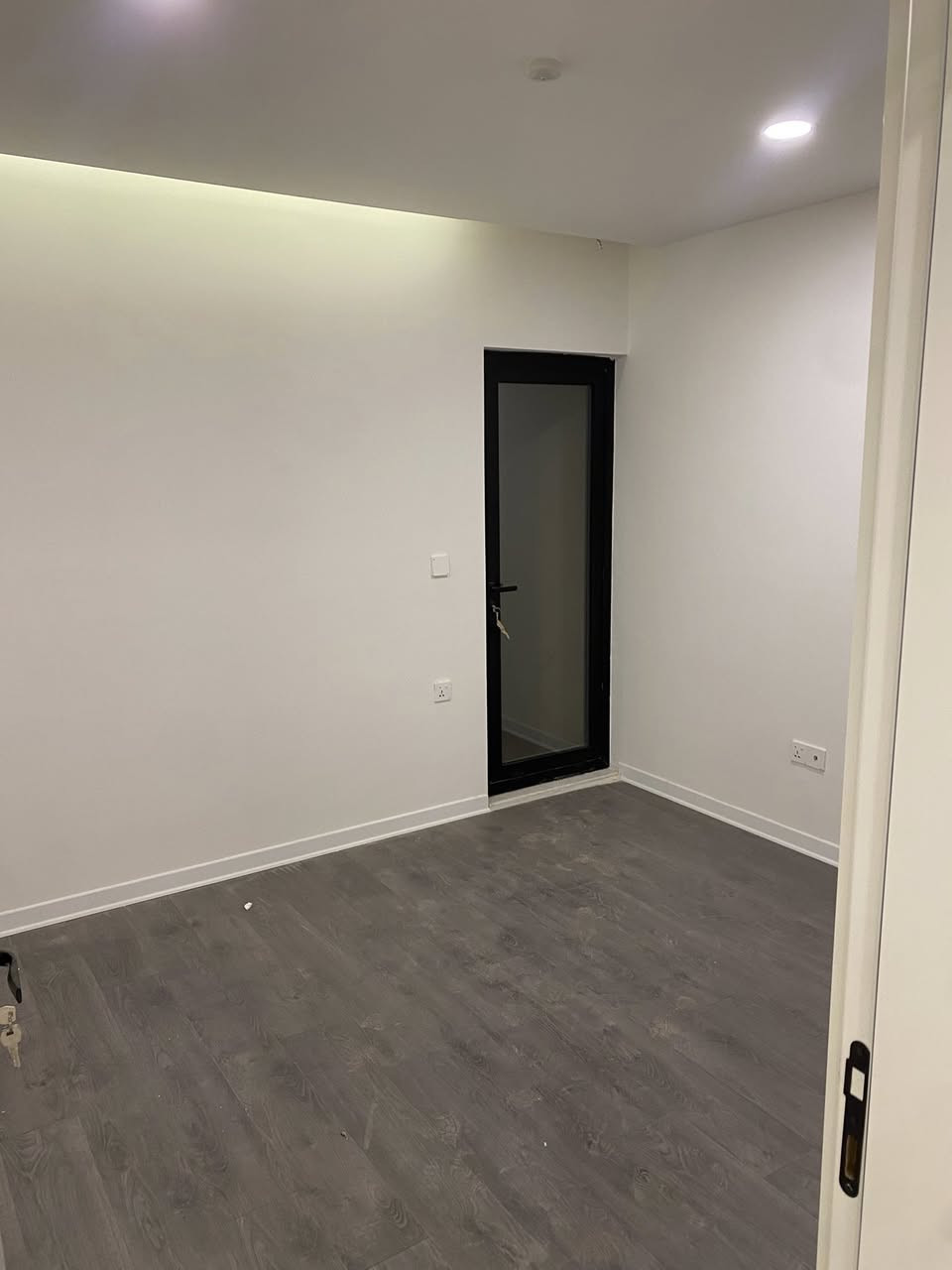 شقة للبيع في مجمع الروان  السكني 

إطلاله على كليه الرشيد 
بناية R05 
السعر ٣٣٠ مليون قفل كاش  
حاليا مؤجره ب ١٣٠٠،٠٠٠
تحب تبقي  الموجر اوًتحب يطلع ف يطلع ب اقل من شهر 

***********
