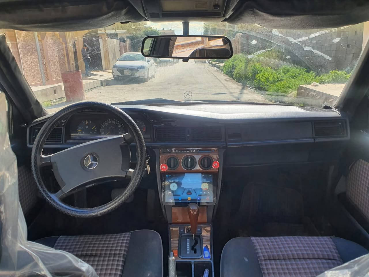 السلام عليكم 
المزيونة للبيع لعشاق التميز والكلاسك 
مارسدس 1990 طيارين 

للأستفسار 
***********

‭0771 692 9521‬
