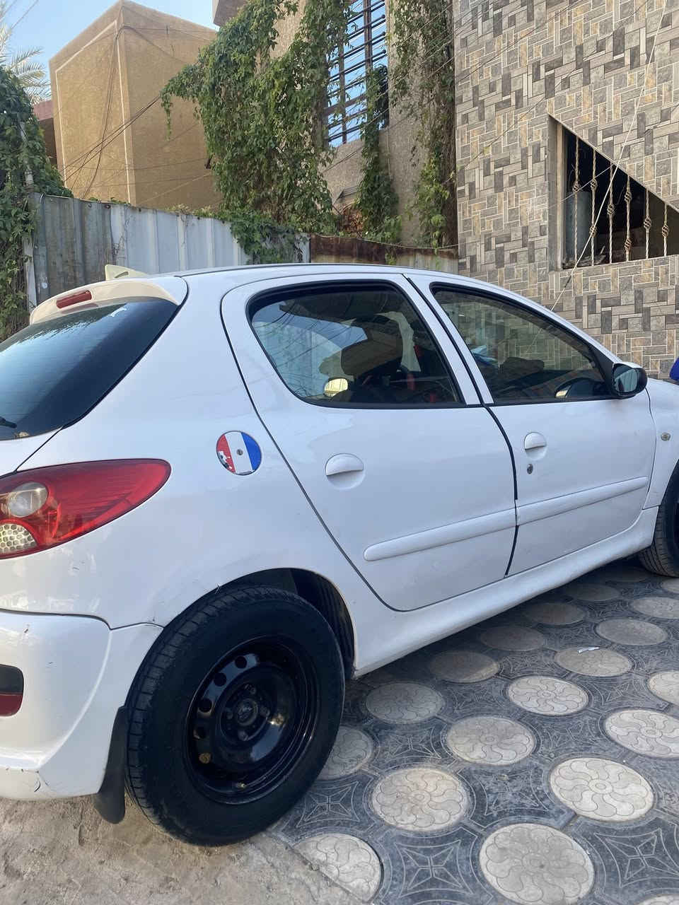 بيجو فرنسي 🚗 
موديل 2012
محرك1600
كير عادي 
رقم اربيل باسمي تحويل ثاني يوم 
مابيها خياس ابد 
كير محرك نضيف
تبريد تدفئة فرنسي بعد خير من الله 
ضربتها جاملغ جهة السايق  +شوي من الباب الأمامي. 
جاملغ خلفي نضرب بايدي ما صلحتة على وضعها 
بيها تكحيلات مبينة وبيها بارد 
سعرهها 💵 55 بيها مجال 
عنوان بغداد البنوك
رقم هاتف ***********
