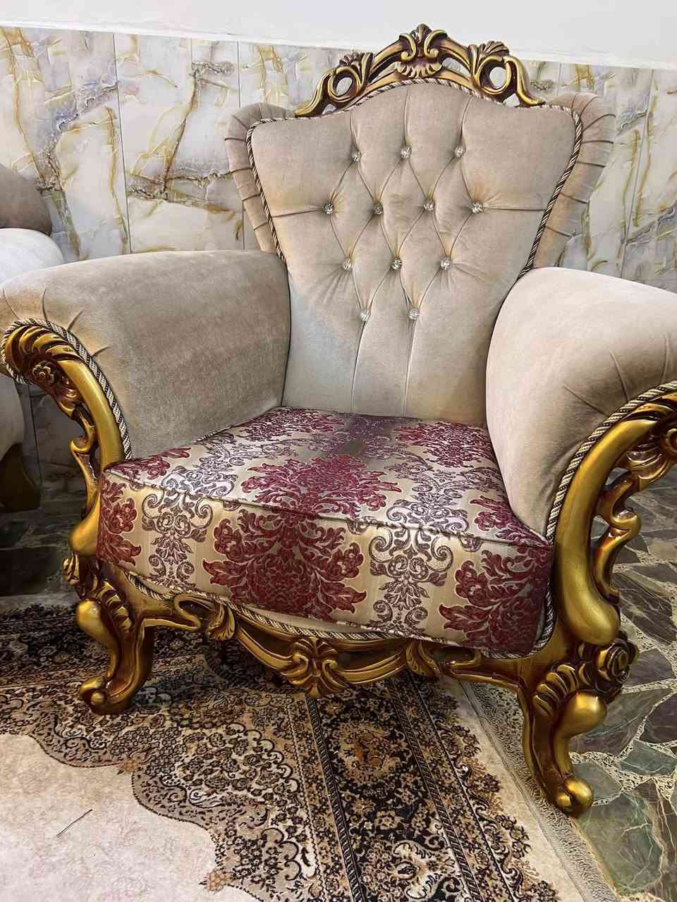 تخم تركي عشر مقاعد مع وسطيه خشب زان نظيف جداً مكانه المنصور ٩٠٠ ***********
