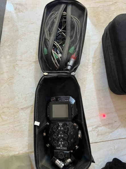 زوم صوت ٨ نضيف جداً 

وياها جنطته 

وياها خامات عدد ثنين 

ومايكات عدد ٤
وايرات عدد ٤ طول الواحد منهم ٢٠ متر 

سعرهم ٦٥٠ اخوان يفيد اخوانه المواكب المايكات والوايرات وازوم 

رونن RS3pro 

حقيبته وغراضه كلهم موجودات 

سعره ٧٥٠ 

مكاني ذي قار مركز المحافظه 
***********
