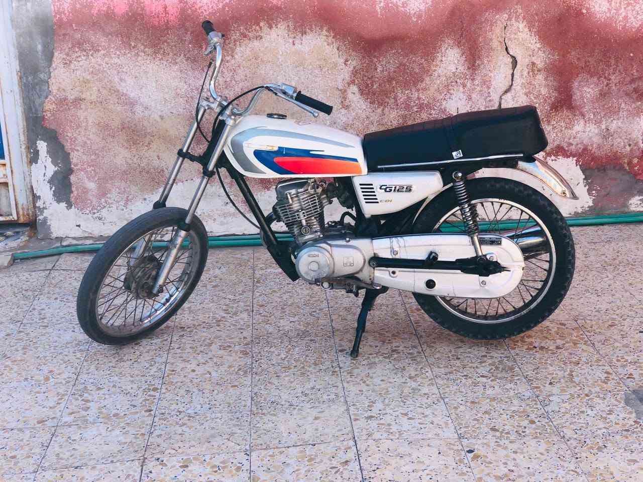 سلام عليكم دراجه للبيع بدون وراق مكفوله عشاير دراجه جاهزه وغرضها كله جديد سعر 350 رقمي*********** العماره القادسيه انه مكلف بنشر

