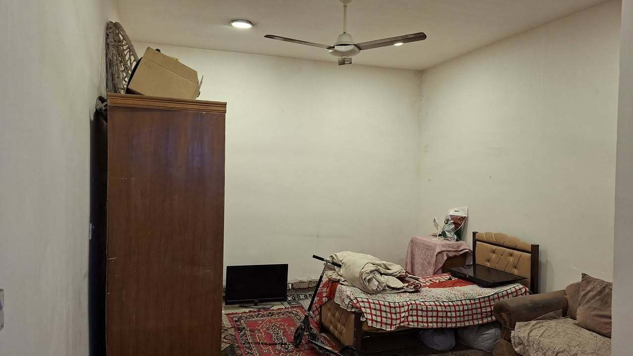 سلام عليكم دار ملك صرف زراعي قرار محكمه شرطه خامسه جامع الجميلي  قريب على شارع مساحه 100متر واجهيه 10 نزال 10 يحتوي 3غرف نوم +حمامات 2داخليه بيت متكون من طابقين طابوك +استقبال + مطبخ السعر١١٠وبي مجال  اتصال على رقم ***********ابوصكرمكتب الغدير
