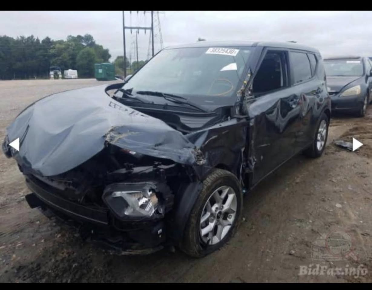 للبيع كيا سول
موديل 2020
رقم بغداد
بدون ايرباك
بدون ضربة باللغد والشاصي
ماشية 97 الف كيلو متر
محرك وكير وتبريد مكفولات
صورة الحادث مرفقة

المواصفات:
 • فئة S
 • محرك 4 سلندر 2.0 لتر ( دوش )
 • ناقل حركة أوتوماتيك CVT
 • نظام دفع أمامي
 • استهلاك وقود اقتصادي
 • شاشة لمس 10.25 إنش
 • دعم Apple CarPlay & Android Auto
 • تكييف أوتوماتيك
 • مقاعد قماش
 • تحكم من المقود
 • أنظمة أمان (ABS – Traction Control – Airbags)

السعر : 123 ورقة 
الموقع : بغداد / الكرادة
***********
