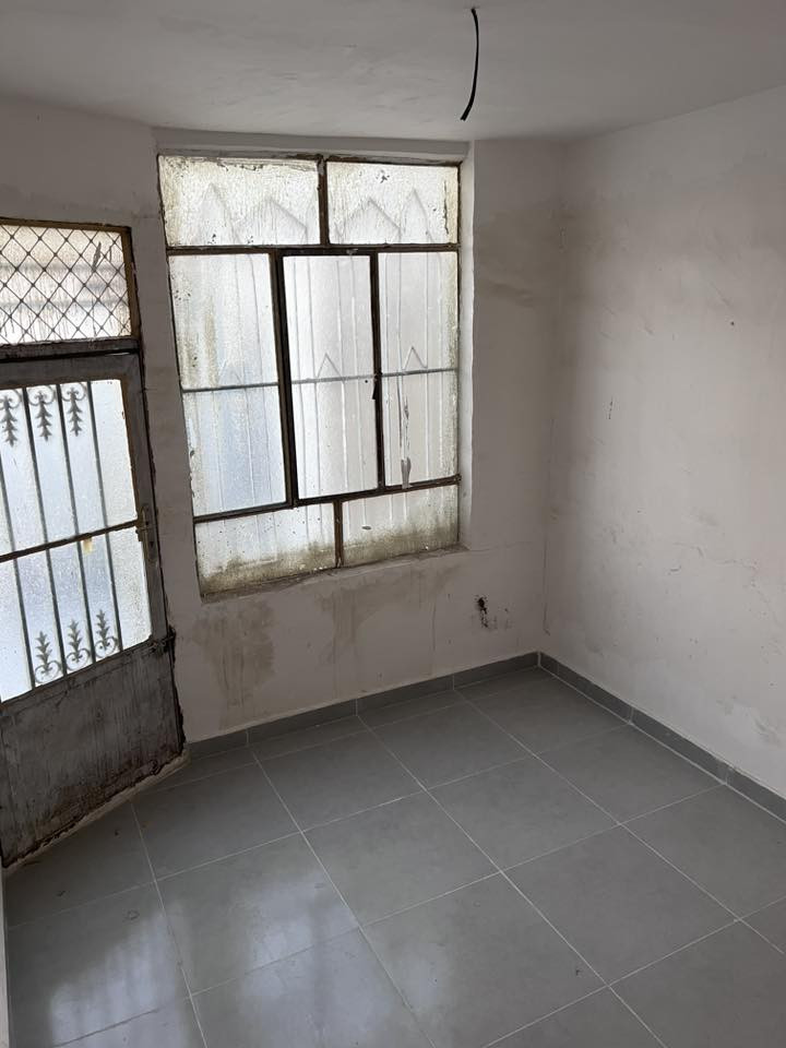 دار للبيع
🔹 المساحة: 100 متر 

🔹  العقد زراعي

🔹 الموقع: مقابل المطار  – قرب باب الخروج - قرب صالون عسوله و وصالون غاده 3 

✨ تفاصيل الدار:

▪️ أساس صب وبناء بلوك

▪️ أرضية بورسلين بالكامل

▪️ صحيات

▪️ استقبال + (هول) واسع

▪️ مطبخ مفتوح ومطل على الهول

▪️ غرفة نوم واحدة

⭕️سعر مناسب بيع مستعجل 

للاستفسار والمشاهدة يرجى التواصل ***********
