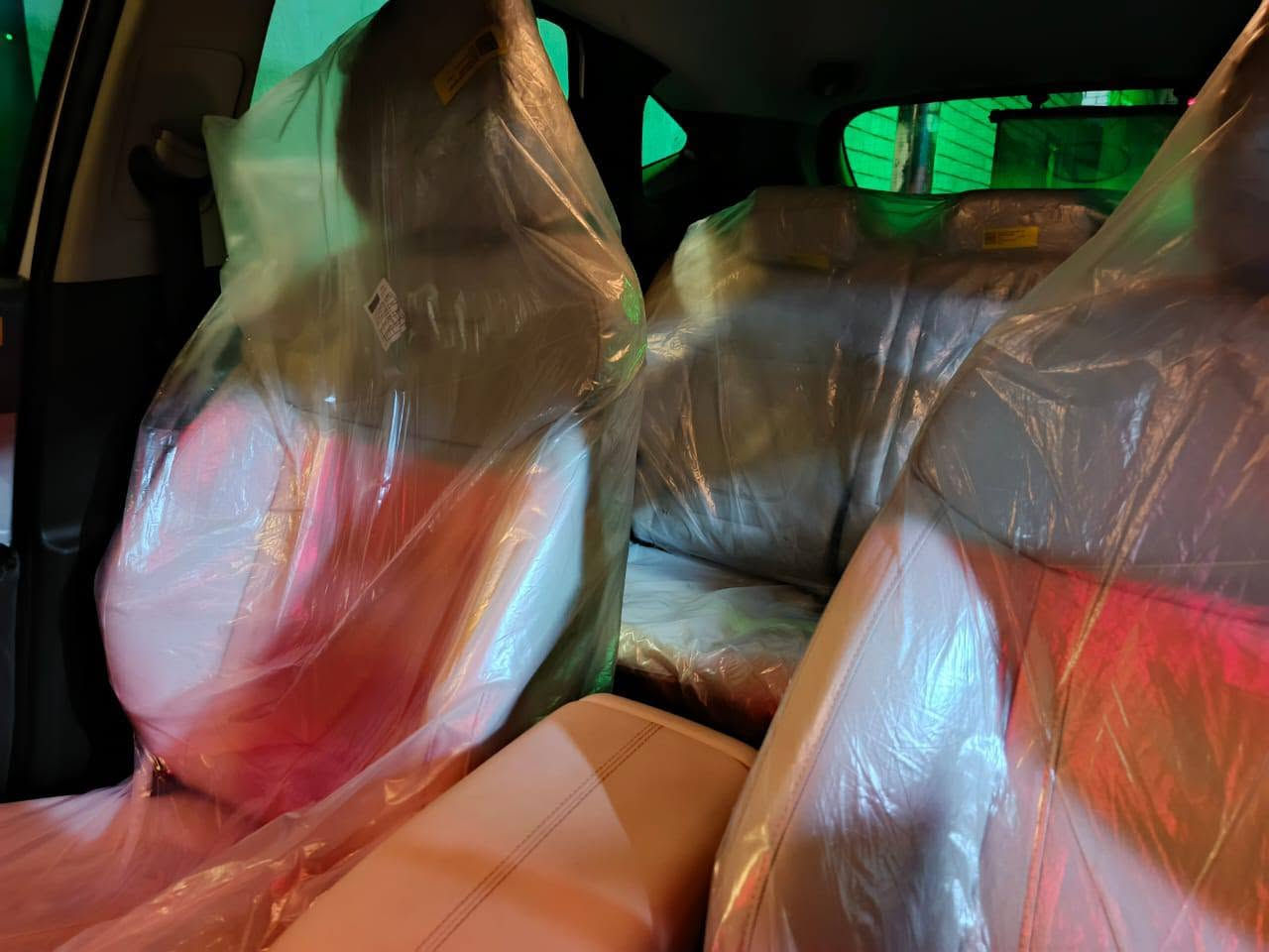 سلام عليكم 
هونداي توسان خليجي موديل 25 
سياره جديده لوك
ماشيه29
السعر 205
المواصفات.... 
فول السياره ماعدا البانوراما 
تبريد قطعتين.. كشنين كهرباء. بصمه تشغيل
عن بعد. حساس امامي خلفي.. تحكمات شاشه جبيره لمس.. كامره خلفيه
دواره بلادي. لايت عدسه
عالي ناصي زنون. محرك 
2000.. كشنات السائق
والصدر كهرباء. بردات خلفيه. هاند بريك دكمه
اريل نفكيشن. 3 انظمه
قياده. حجم الويل18
رقم بغداد. مكفوله من 
الصبغ والشخط.. فقط بيها طخه بقبق الجنطه. موضح بالصور مامصلح..

 *********** بغداد, العراق

