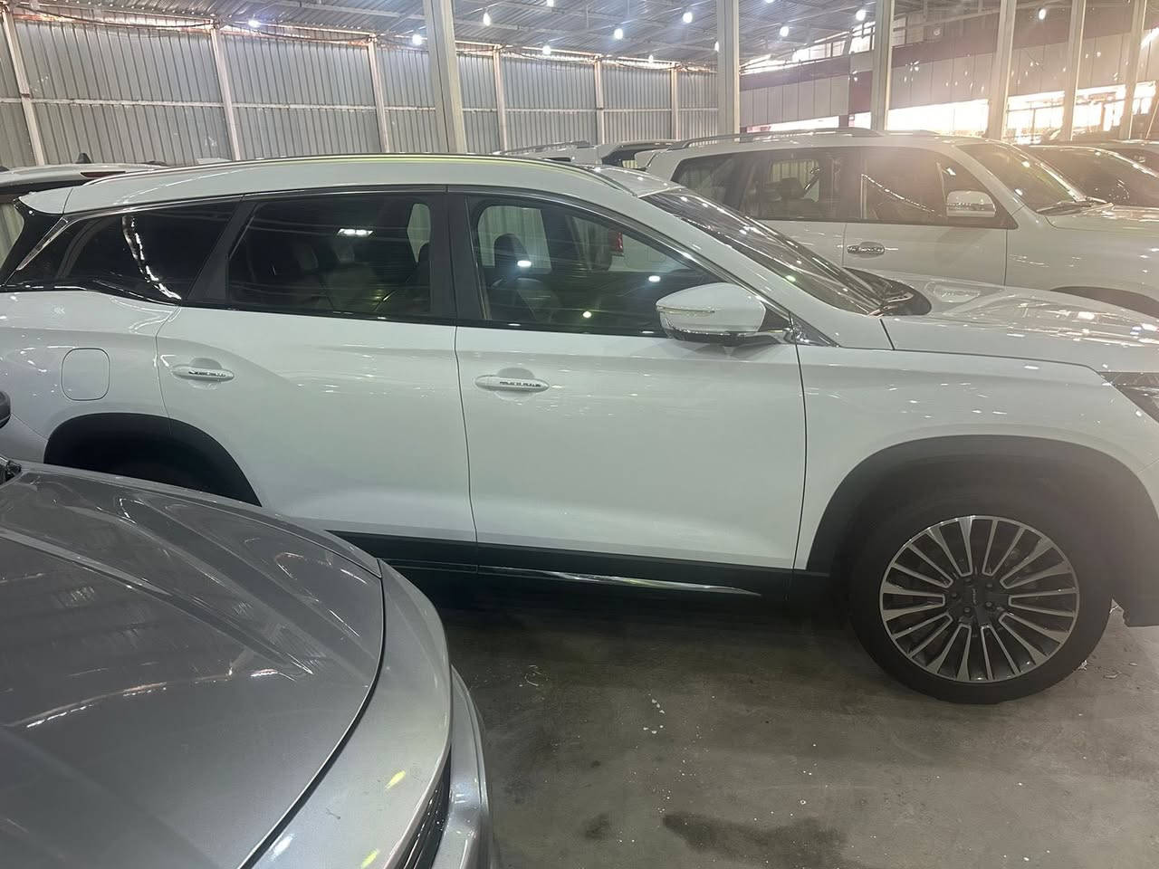 السلام. عليكم جيتور X90 Plus 2.0L Luxury
الموديل: 2024

المحرك: 4 أسطوانات 2.0L تيربو 254 حصان

ناقل الحركة: اوتوماتيكي من 7 سرعات

استهلاك الوقود: 8.1 لتر لكل 100 كم

سياره كتاب شهداء. 

المواصفات

*7 راكب

* إطارات قياس 20 إنچ

* فتحة سقف بانوراما

* 6 وسائد هوائية

* كاميرات محيطية 540 درجة

* شاشة التحكم بقياس 12.35إنچ

* شاشة القيادة بقياس 10.1 إنچ

* شاشة بقياس 9.7 إنچ للتحكم بالمكيف

* نظام كار بيت لعرض شاشة الهاتف المحمول

* بلوتوث / هاتف السيارة

* نظام صوتي متطور 8 سماعات من Sony

* شاحن هاتف لاسلكي سريع

* رادار تفاعلي

* تحذير مغادرة المسار

* نظام القيادة شبه الذاتية

* نقطة عمياء

* حساسات أمامية

* حساسات خلفية

* نظام تحذير الاصطدام الامامي والخلفي

* نظام الفرامل اليدوية الاوتوماتيكي Autohold

* وضعيات قيادة متعددة

* دخول ذكي (بصمة)

* صندوق كهربائي بخاصية الفتح باستشعار القدم

* مقصورة الركاب من الجلد الفاخر

* مقاعد السائق والراكب كهربائية

* مقاعد السائق والراكب مدفئة

* مقعد السائق مبرد

* مسند الذراع الوسطي مع ثلاجة

* إنارة محيطية

* إنارة ترحيبية

* عتبات الأبواب مضيئة

* مصابيح أمامية أوتوماتيكية زينون مع مصابيح نهارية LED

* نظام التحكم الذكي بالإنارة العالية

* المرايا الجانبية قابلة للطي كهربائياً

* مرايا بخاصية التعتيم الذاتي

* نظام مراقبة ضغط الاطارات

* فتحات مكيف هواء مستقل للصف الثاني والثالث

* وظيفة تنقية الهواء (فلتر N95)

* حساس للمطر

* زجاج أمامي عازل للصوت

* خاصية إغلاق الشبابيك وفتحة السقف عن بعد

ملاحظه السياره كتاب شهداء دخول جديد 

السياره كفاله عامه ما عده بارد فقط ب صندوق 

مكاني الناصريه حي المعلمين 

*********** لاستفسار خاص 

السعر اتصل وبيك خير وتدلل
