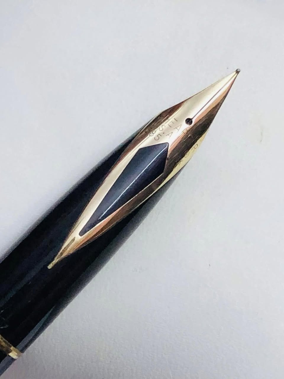 سيت اقلام   شيفر ( SHEAFFER) تاركه     
امريكي الصنع انتاج الثمانينات   
ريشه ذهب خالص عيار 14K
حبر - جاف /  حجر اسود    
مع تغليف الذهب - حجم M مميز  
لوك غير مستعمل مع العلبه الأصلية 
للاتصال ***********
