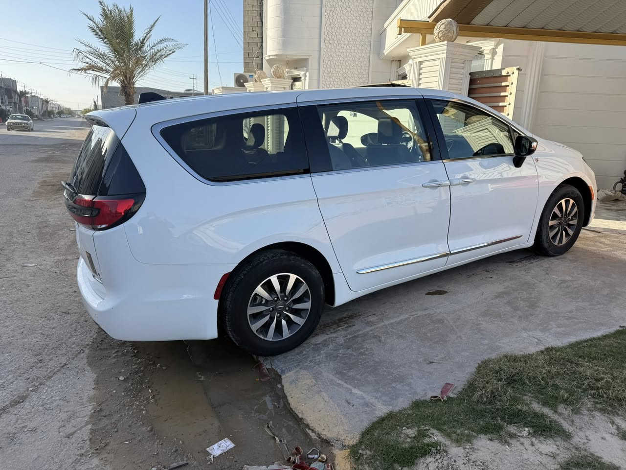 السلام عليكم باسفيكا موديل 2023 هايبرد وبلك ان السياره فول مواصفات اعلى فئة بصمه تشغيل عن بعد بانوراما كشن حارد وبارد ستيرن تدفئة شاشه كببره كشنات كهرباء البوب كهرباء وهواي مواصفات ضررها فقط البنيد بدون دواخل  السياره جديده كلش رقم بغداد بااسمي صور الضرر موجوده بالمنشور 
السعر ب243$وببها مجال 
رقم الهاتف ***********
