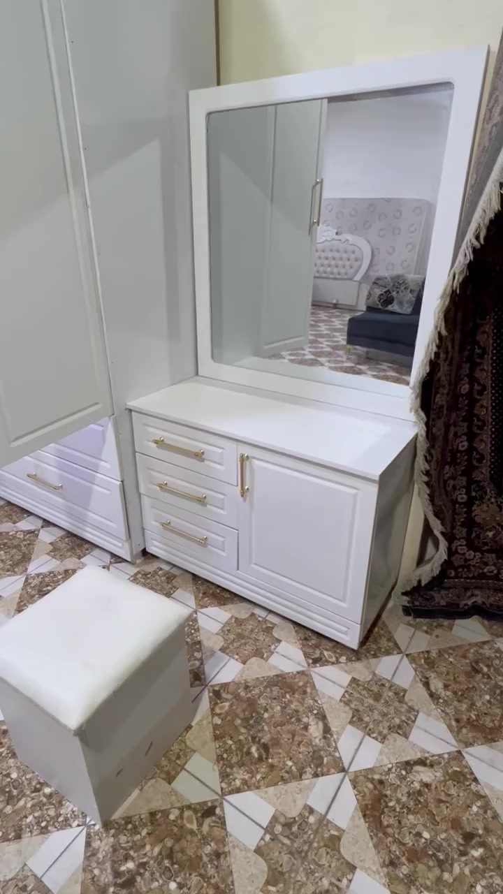 دووبارة بةشتيكي تازةوناوازة هاتينةوةخزمةتان 
ئةم تاقم نوستنة بؤفرؤشتن ٦پارجةية دسكردة
داري عةسليية بالام پريسة لؤك لؤكة بيعيبة
ژم***********
شوين كةلار
