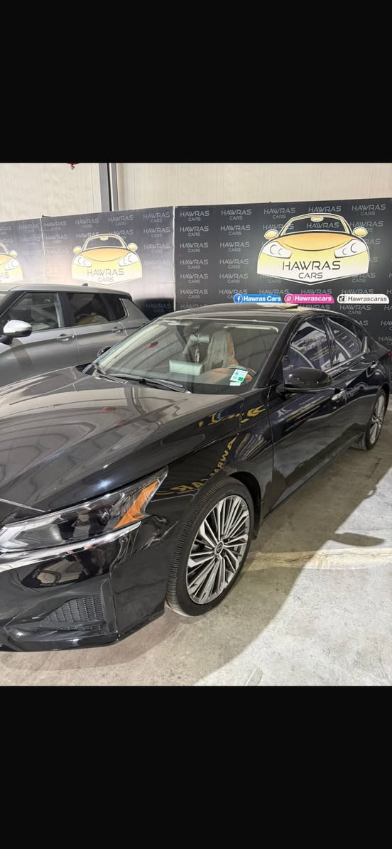 🚗 للبيع: نيسان ألتيما 2025 SL فول مواصفات شبه كلين و زيرو ماشيه 1500
• فئة SL (أعلى فئة)
• محرك 2.5 لتر اقتصادي وقوي
• شاشة كبيرة 12.3 إنج مع  ابل كاربلي Apple CarPlay و Android Auto أندرويد اوتو لاسلكي
• نظام صوت Bose فاخر مع 9 سماعات
• داخلية جلد فخمة مع مقاعد كهربائية وذاكرة للمقعد
• فتحة سقف 
• كاميرات 360° مع حساسات أمامية وخلفية
• مثبت سرعة ذكي
• شاحن لاسلكي للموبايل
• تشغيل بصمة ودخول ذكي
• جنوط ألمنيوم 19 إنج
• أنظمة أمان متطورة مثل التحذير من النقطة العمياء، المحافظة على المسار، والفرملة التلقائية للطوارئ
• مكيف أوتوماتيك ثنائي المناطق
رقم الشاصي 1N4BL4EV2SN411293
السيارة نظيفة جداً وجاهزة للاستخدام. 
السعر 225 و بيه مجال السياره شبه وكاله
للتواصل واتس ***********
