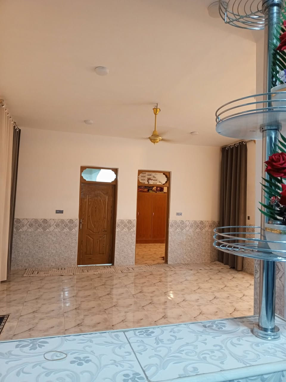 سلام عليكم بيت مجمع بيتي 2مساحه 200 مترمقابيل مجمع السلطان فرع مدرسه كنوز المعرفه يتكون من غرف 2أستقبال مطبخ حار وباردمفتوح ع صاله منور عدد2 صحيات عدد 2 سند حر الااستفسار ***********
