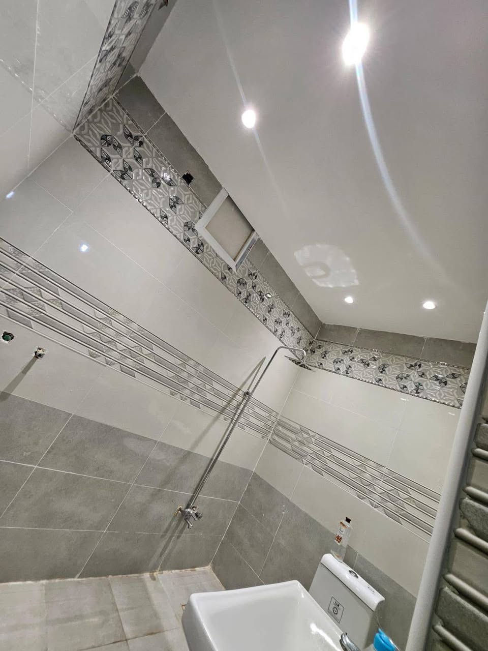 ألسلام عليكم : 
للبيع بيت في حي النفط زراعي إقرار محكمه  المساحه 83 متر مربع  البناء طابقين كونكريت حديث في ألطابق ألأرضي برانيه وصاله وصحيات داخليه وخارجيه وفي ألطابق ألأول غرفتين نوم مع ألملحقات  / السعر 55 مليون مع ألمجال ,,,, للجادين بألشراء ألتفضل بزيارة مكتب ألركن ألذهبي أو ألتواصل على أرقام ألمكتب :
***********   ---   ***********
