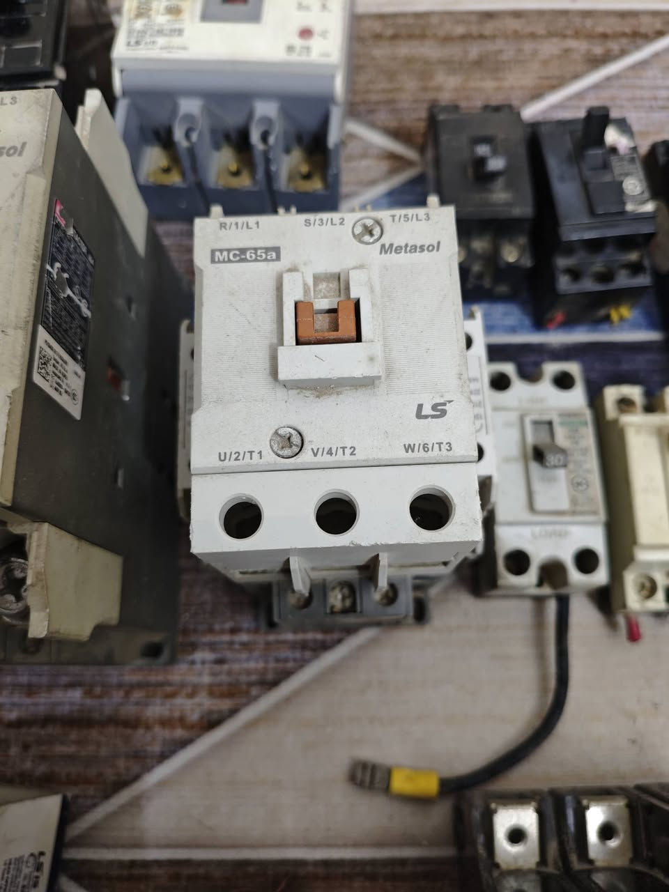 قواطع بالة كوري (مختلف الأمبيرات 30A، 75A وغيرها).
3 كونتكترات أحجام مختلفة ( MC-65a و MC-85a و 32a).

قواطع تسريب أرضي (Earth Leakage).

للأستفسار

***********
