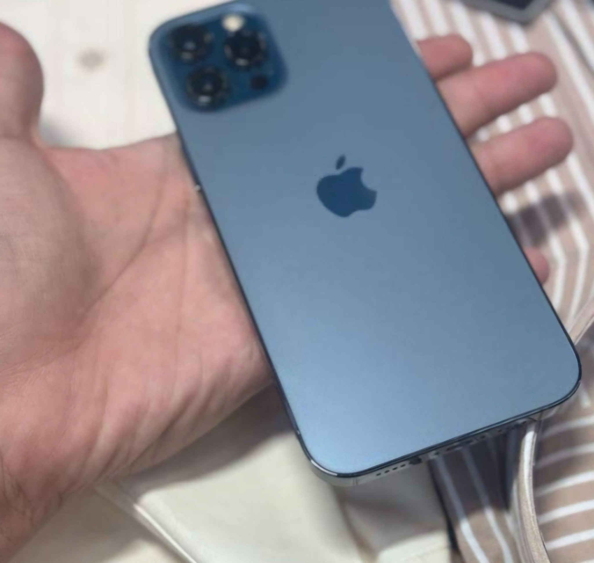 السلام عليكم 
Iphone 12 pro max للبيع 
ذاكره 128GB
الجهاز نظيف ومابي شي لا شخط ولا كسر ولاتبديل
السعر 450 الف
مكاني بغداد.


**إذا كنت صاحب هذا الإعلان وتريد حذفه لأي سبب، رجاءا أرسل رسالة إلى الدعم الفني**