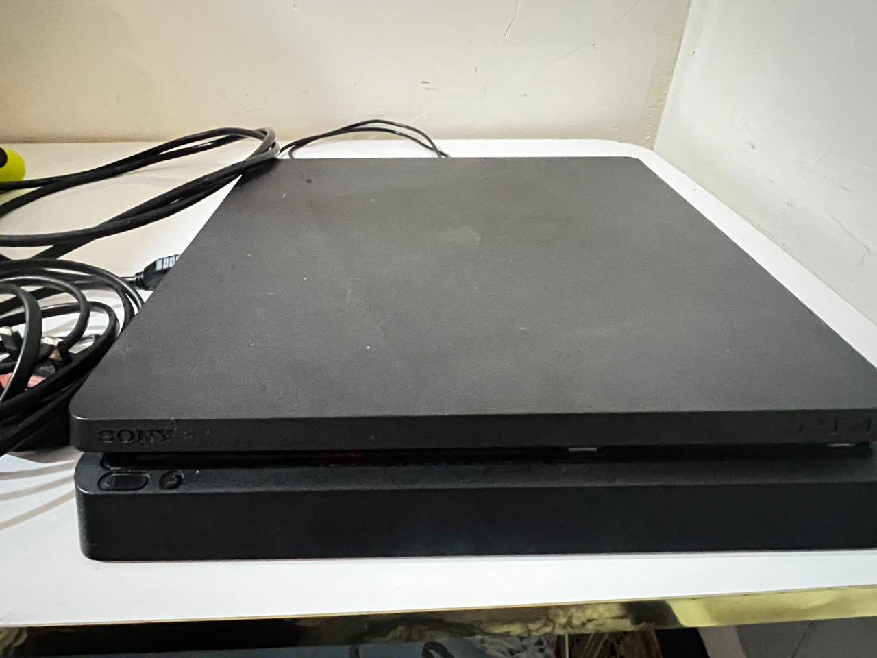 بلي 4للبيع الجهاز نضيف ومامفتوح شرط وانطيك بيه ضمان وياه فيفا23وقراند5غير مهكر جوستك2السعر215بيه مجال:الرقم ***********
