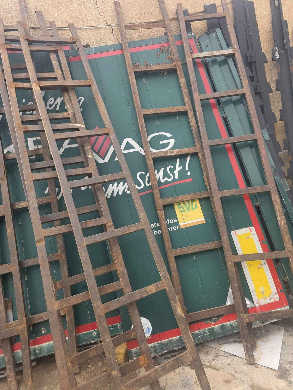 ا
السلام عليكم...
بيبان شمتز عدد ٢ كلش نضيفات ودنك شمتز وكرونه وجادر سقف شمتز ومحجرات ارتفاع ١٢٠ سم  
***********/ابو عباس
