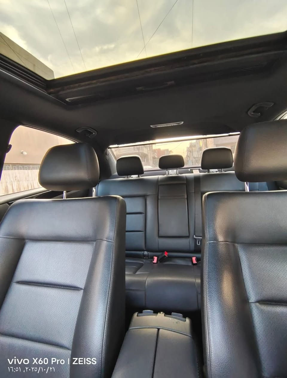 سلام عليكم مارسيدس بنز 2012  E-class 
E350
السيارة 6 سلندر  3.5 
أمريكية بيها صبغ السيارة رايدها ب120 وبيها مجال 
للاستفسار اكثر : *********** واتساب
