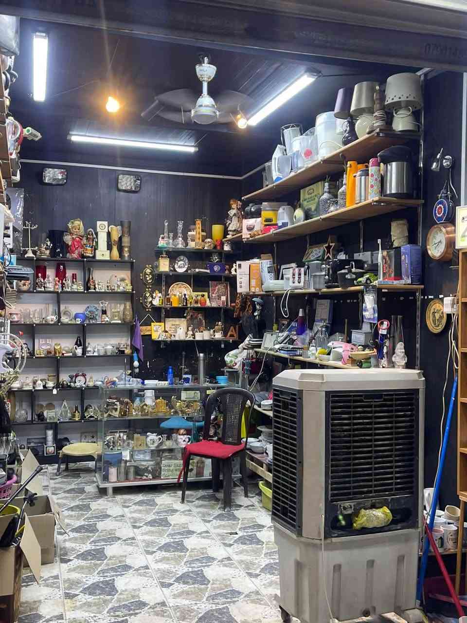 سلام عليكم للبيع محل كامل مكمل محل شغال وعليه رجل المحل بالبياع  بسوق الرابعه بشارع الباله محل متكامل ديكور ورفوف واضائه كله مع المحل تنباع مع البضاعه جامخانه عرض ورفوف خشب صاج اجار المحل 250 الف خط سحب شغال ووطني خط وحده المحل ماطور ماء ارض سيراميك مسوك جديد  يعني مناقصه شي كبل اتفاح استفسار *********** ملاحظة المحل بيه كروب ع وتساب ينباع وياه
