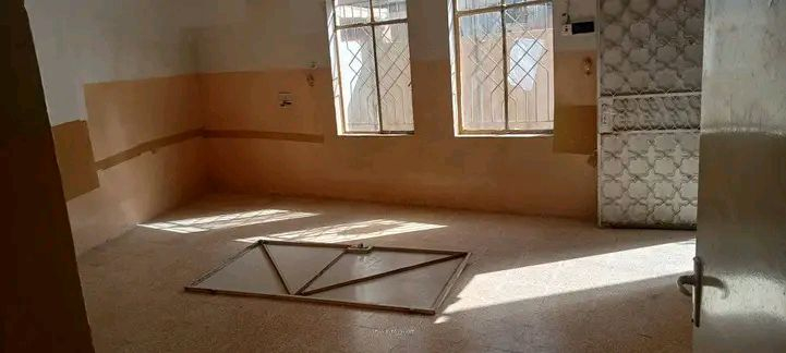 بيت للايجار 
 الموقع حي النعمانية قرب جامع دار الضياء بيت قريب حيل من سوق النبي يونس المساحة 130 متر  طابق ونصف يحتوي على 3 غرف مع الاستقبال للاستفسار 
الاتصال على الرقم ***********
