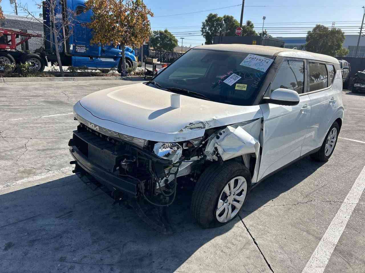 السلام عليكم كيا صول 24 وارد امريكي سياره كفاله ضربتها موضحه بلصوره جاملغ لأيسر ايرباك ستيرن فقط وراجع بلاد سياره احله من صوره ماشيه 30مايل رقم بغداد سياره احلى من صوره بهواي سعر خاص .*********** موجود وتساب
