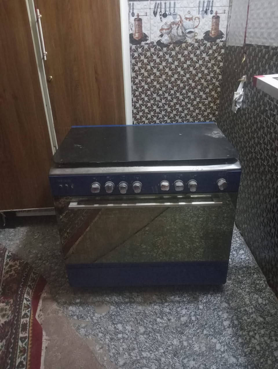 سلام  عليكم شباب طباخ لبيع شغال السعره 250 الف     وبيه مجال الى الناس الطيبه نوعيته كريازي المكان دوانيه شارع ستين يريد يتصل على ***********
