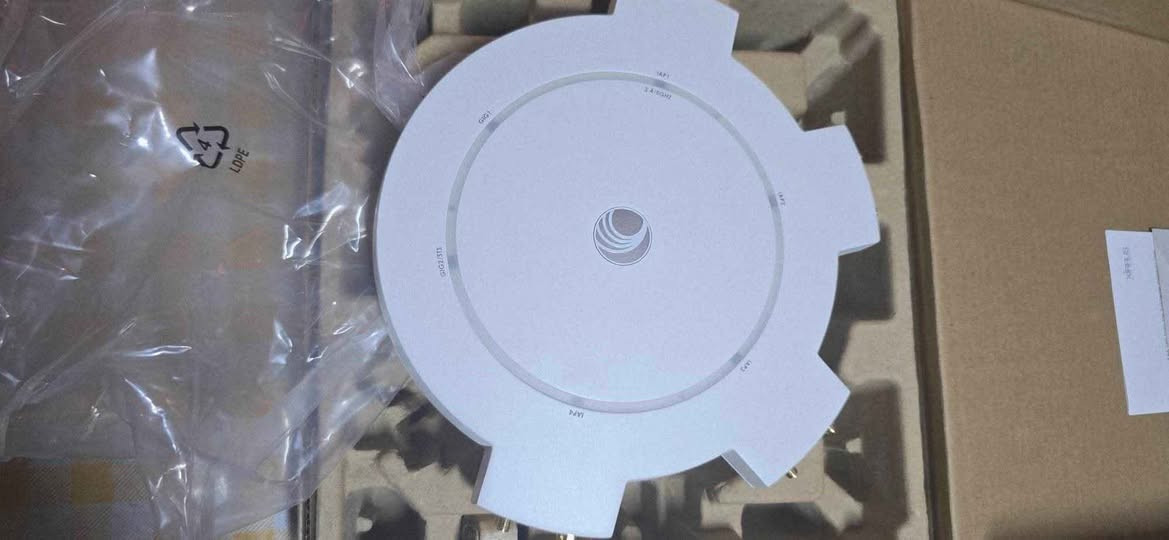 للـكوفيات، المطاعم، القاعات والمساحات الواسعة
إذا تحتاج واي فاي يغطي مسافة بعيدة ويخدم عدد كبير من المستخدمين بثبات، فـ Cambium Networks Xirrus XA4-240 يعتبر افضل حل قوي وعملي مع امكانيه اضافة اكثر من شبكه لتفصل بين شبكة الموضفين، الزبائن، الكاشير مثلا

مناسب للأماكن الكبيرة والمزدحمة مثل:
الكوفيات، الفنادق، القاعات، الأسواق، الساحات، والمشاريع التجارية.

أهم المميزات:
• تغطية لاسلكية قوية ولمسافات بعيدة حسب نوع الهوائيات والتوزيع
• يدعم تردد 2.4GHz و 5GHz
• سرعة تصل إلى 3470 Mbps
• يتحمل حتى 960 جهاز متصل بنفس الوقت
• تقنية MU-MIMO لتوزيع أفضل للاتصال وتقليل الضغط
• يحتوي على 16 منفذ لتركيب هوائيات خارجية حسب الحاجة
• منفذ 2.5GbE ومنفذ GbE للربط السلكي
• مناسب للأماكن ذات الاستخدام العالي والزخم الكبير
• يقلل الحاجة إلى عدد كبير من أجهزة الأكسس بوينت في بعض المشاريع
المواصفات:
النوع: Access Point داخلي عالي الكثافة
المعيار: 802.11ac Wave 2
الهوائيات: خارجية عبر 16 RP-SMA
الاستخدام: للتغطية الواسعة والأماكن المزدحمة
ملاحظة:
الجهاز جديد يجي هديه ويا 8 انتنا من عدنا
يوصل مدى البث 1كم وبرمجة الجهاز علينا حسب تفضيل الزبون كربلاء, العراق


**إذا كنت صاحب هذا الإعلان وتريد حذفه لأي سبب، رجاءا أرسل رسالة إلى الدعم الفني**