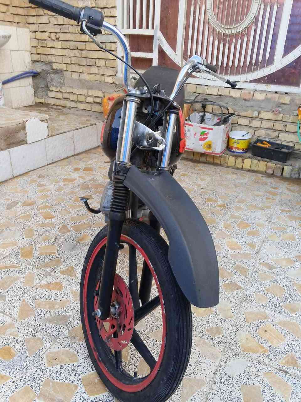 سلام عليكم
دراجه للبيع 

بوكسر محور مكينه خمسه كير

الدراجه ستوها معمره كله جديد 

كشن تانكي دبلات امامي وخلفي جديد

كابريتر تواير والوياله نضيفات

الدراجه شرط تاكل الكاع اكل اذا مو علا 3 وتبطنش مرجوعه

شرط شلعه ومعدل الدراجه بدون اوراق اكفلها الك عشاير 

السعر 325وبيها مجال قليل كلش 

الاتصال ***********

خاص متواجد بس مو بكل وقت
