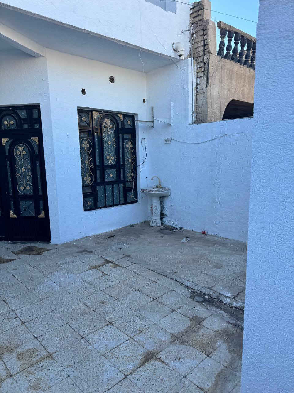 دار للبيع حي الشهداء البلوك الاول خلف الشارع العام فرع 12 متر منطقة هادئه مساحة 156وربع  طابو صرف بناء 2022 كراج +صحيات خارجية+استقبال +مطبخ+صالة+غرفة نوم+غرفة اطفال+صحيات داخليه الطابق الثاني صاله + الباقي كله صاعد للسقف بس ينسقف مسوي سندويج حالياً 

السعر المطلوب 140 مليون وبي مجال بسيط 

***********
