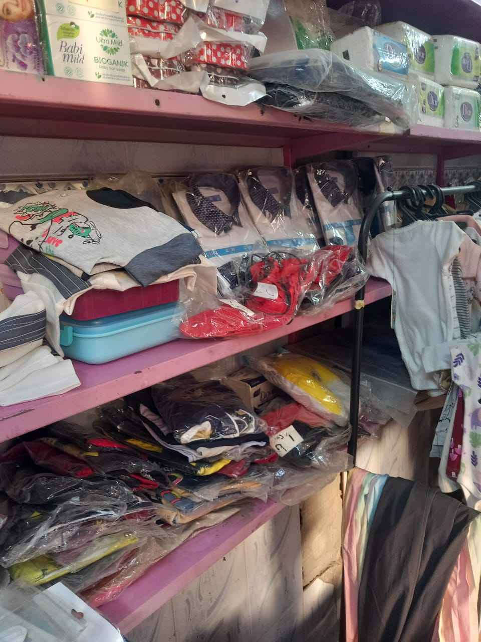 سلام عليكم محل كوزمتك وتجهيزات مدرسيه ومستلزمات طفال واكسسوارات نسائيه للبيع لعدم لتفرق يحتوي على 
دشاديش بديات بنطرونات نسائية 
قرطاسية مدارس 
جنط نسائية و أحذية نسائية 
ملابس ولادي و قوط ولادي و قمصان و جنط ولادي و عطور
بردات في المحل 
بدلات شتائي قياسات مختلفة
كرسي اطفال و حجلات 
مخدة تثبيت الرأس للأطفال
دشاديش نسائية كمية 
جنط مدرسية 
جام خانة 2,100,000
ميز ألمنيوم 2   250,000
ميز كبير 250,000
ميز و تعلاكات ملابس 150000
سبب البيع عدم التفرغ
المكان سوكَ حي المهندسين الاستفسار تصال عل الرقم وبيه وتساب ايضن (( ***********))((***********)) النجف, العراق
