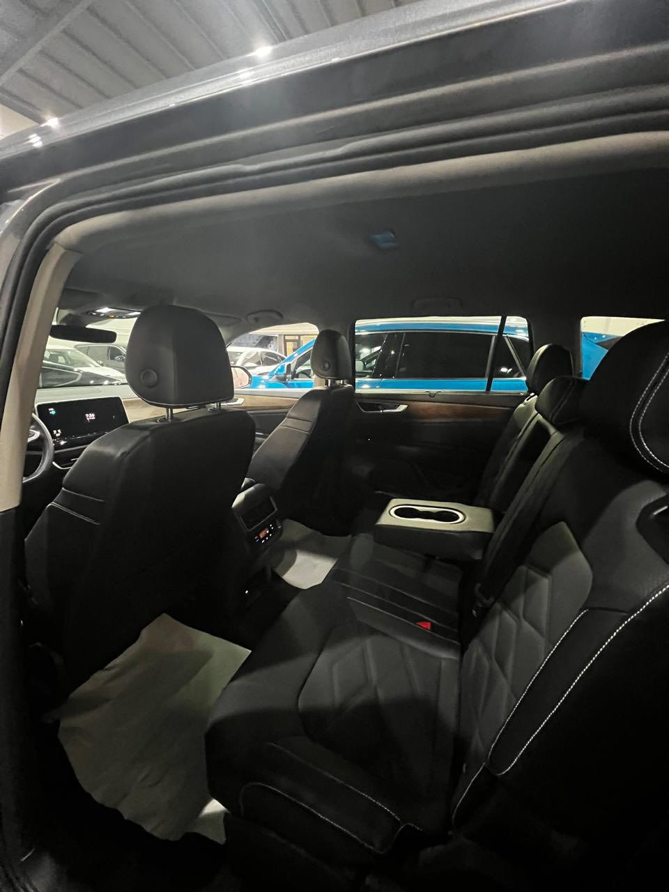 للبيع فولكسفاغن أطلس كروس سبورت فئة SE
موديل 2025  
رقم الشاصي: 1V2WR2CA4SC509041  

المواصفات:  
• فئة SE  
• SUV بنزين  
• محرك 4 سلندر تربو 2.0 لتر، 269 حصان  
• نظام دفع رباعي (AWD)  
• عدّاد: 17 ألف مايل  
• شاشة 12 بوصة وسطية، شحن لاسلكي، نظام IQ.DRIVE للأمان  
• مقاعد جلد صناعي V‑Tex، مدفّأة وتهوّية  
• تكييف ثنائي المناطق  
• دخول وتشغيل بدون مفتاح  

الحالة والملاحظات:  
• صبغ الجاملخ الأيسر  
• صبغ بس ربح بونيد  
• سيارة دخول جديد  
• موقع السيارة: دهوك، رقم كاتي  
• تگدر تترقم شمالي  

السعر: 280$  
وبها مجال  

📞 للاستفسار: *********** -  ***********
