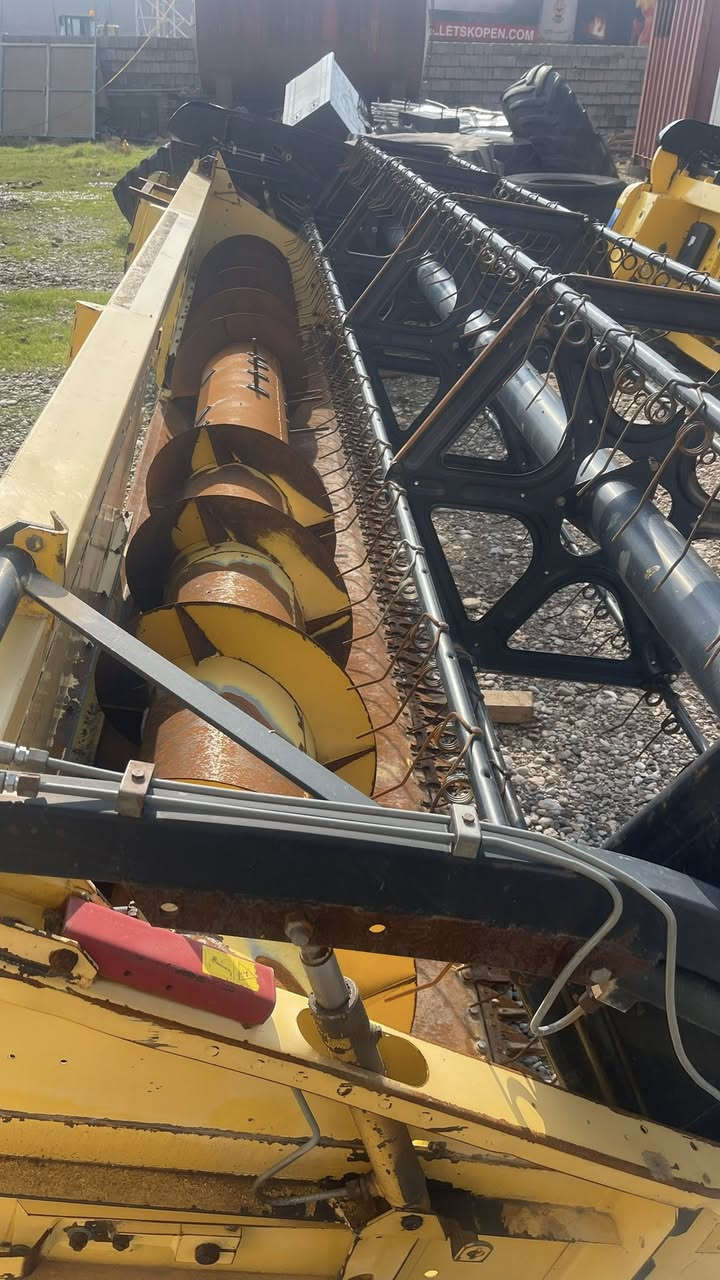 موجود تبلة 20فوت موديل 2006مراوس ب تبلة 17إذا أكو خابر علي رقم ***********
