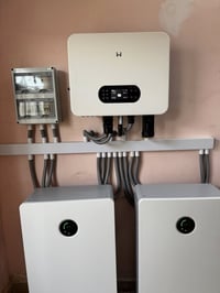 منظومة ١٢KW • بطاريتان ١٤٫٣٣KWh • حماية IP66