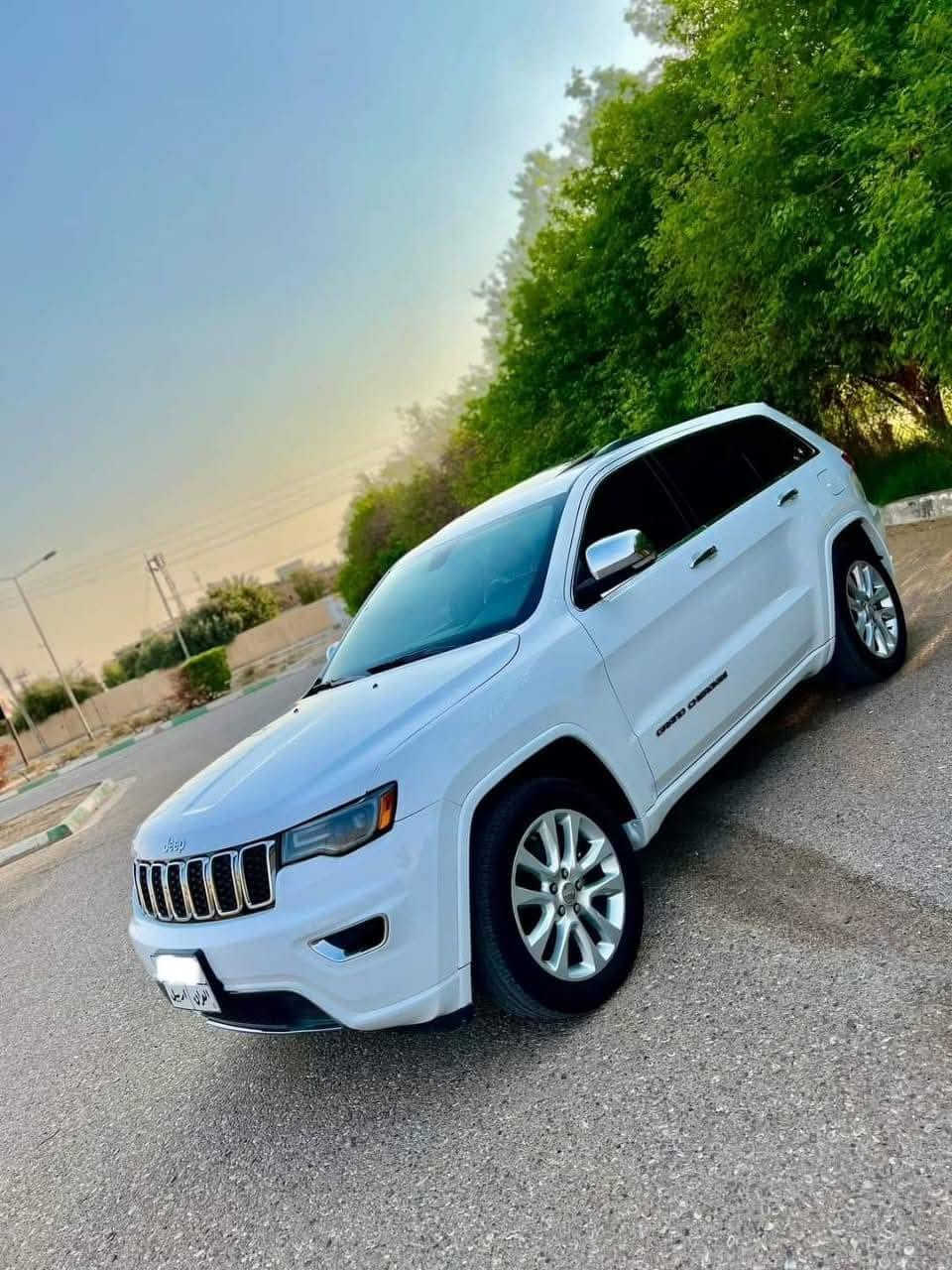 JEEP GRAND CHEROKEE Limited X_ HEMI V8
جيب گراند شيروكي 2017 كلين تايتل V8 5.7L
المواصفات//
:- اللون ابيض
:- بصمة 
بانوراما قطعتين
:- تشغيل عن بعد
:- فور ويل 4✖️4
:- كشنات جلد  
:- صندوق كهربائي 
:- رادارات جانبية 
:- كشنات كهرباء
:- كاميرا خلفية 
:- حساسات خلفية
:- شاشة كبيرة
:- كشنات تبريد و تدفئة 
:- ستيرن تدفئة 
:- توقف ذاتي عند الرجوع للخلف 
:- ثلاث انظمة قيادة 
:- تبريد قطعتين ثلج
:- ماشية 104mi   
ومواصفات اخرى معروفة.
رقم اربيل بأسمي
مكان السيارة كربلاء المقدسة.
السعر 335 ورقة
موبايل ***********
