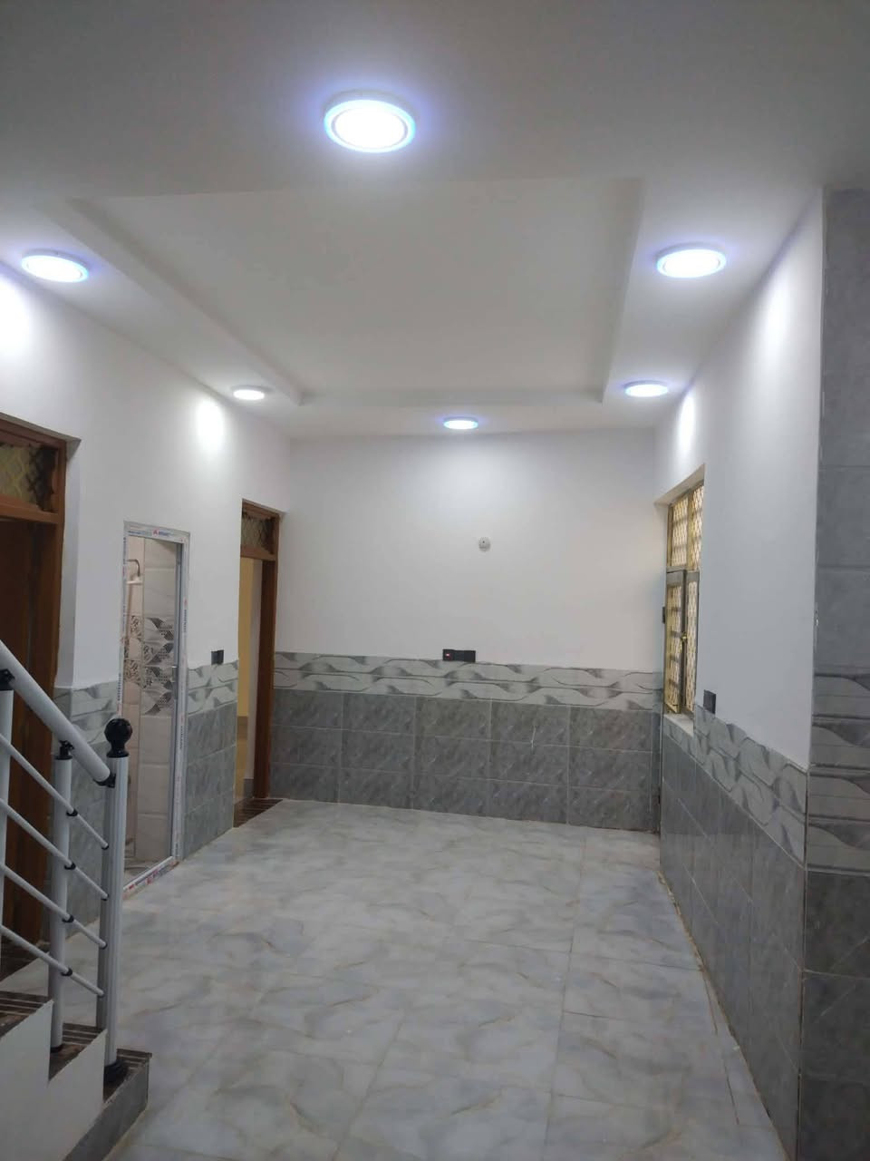 سلام عليكم  100 متر مربعه بناء طابوك صب كونكريت يحتوي على غرفتين او صاله وستقبال شارع المطار بشارع علكم بشارع حاتم الخير نهايت المقرنص بل بدايه  ***********
