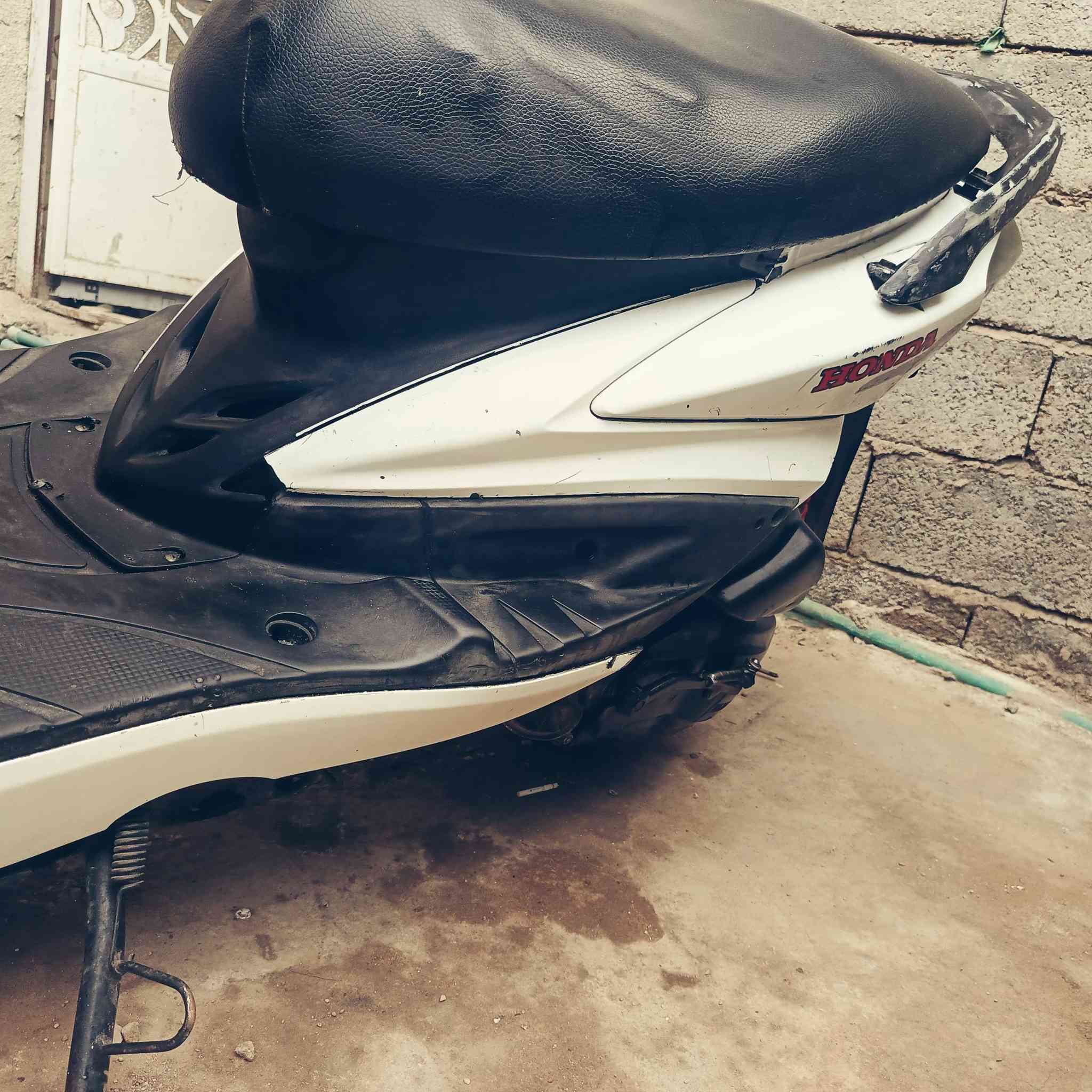 السلام عليكم
سكنس فحل بوشه 58 
الدراجه خير من الله تاكل الكاع اكل 
للبيع او مراوس حسب القناعه 
نقصها باتري و سلف رياضي لان البلادي ميشغلها


**إذا كنت صاحب هذا الإعلان وتريد حذفه لأي سبب، رجاءا أرسل رسالة إلى الدعم الفني**