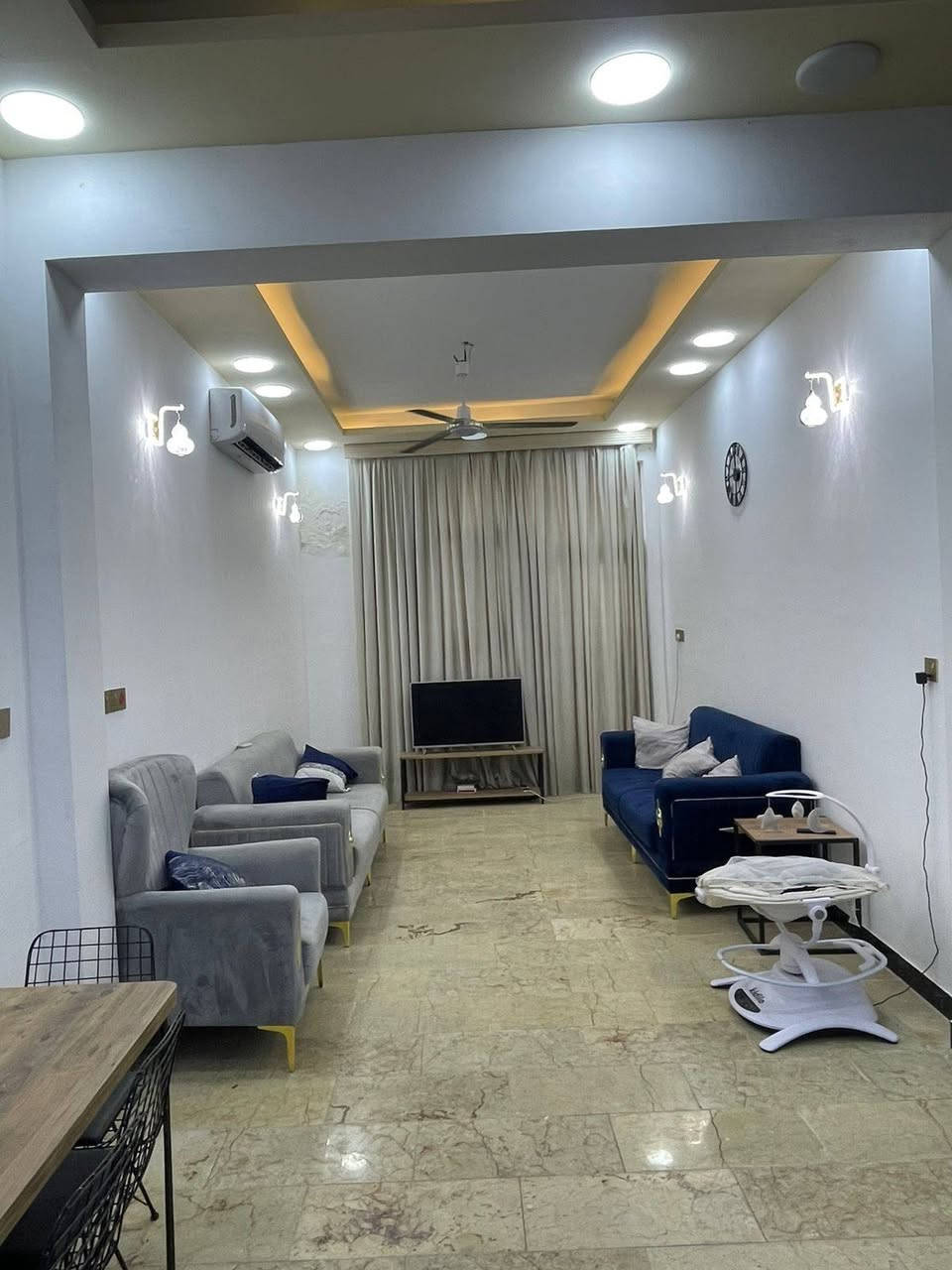 دار للايجار في حي الوفاء ١٠٠متر طابقين درجه اولى يحتوي على ثلاث غرف نوم للاستفسار الاتصال على الرقم *********** او مراجعة مكتب الگرعاوي
