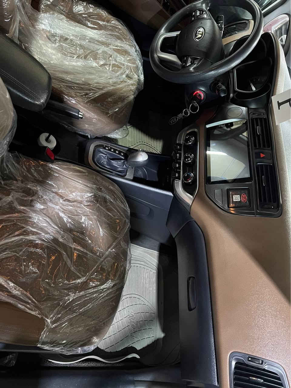 كيا ريؤ2013 بو فرؤشتن سه ياره كه فول فول موسفات قه بات سبوخ هيج  نيه  ليدرانيش نيه سه ياره كه سلايده جواره جام كاربي ئايبات كاميره عساس  ده بل كيره ناو قايسي abs جواره تايه نوي سه ياره كه كيره مه كينه ته بريده هه موو به شه رت هه موو كياني به شه رت سه ياره كه هه زه سه نه وي ره قام هه موو نوي 160 هه زاره عقيقي رؤيشته وه بو زانياري زياتره به يوانده بكه به *********** أربيل, العراق
