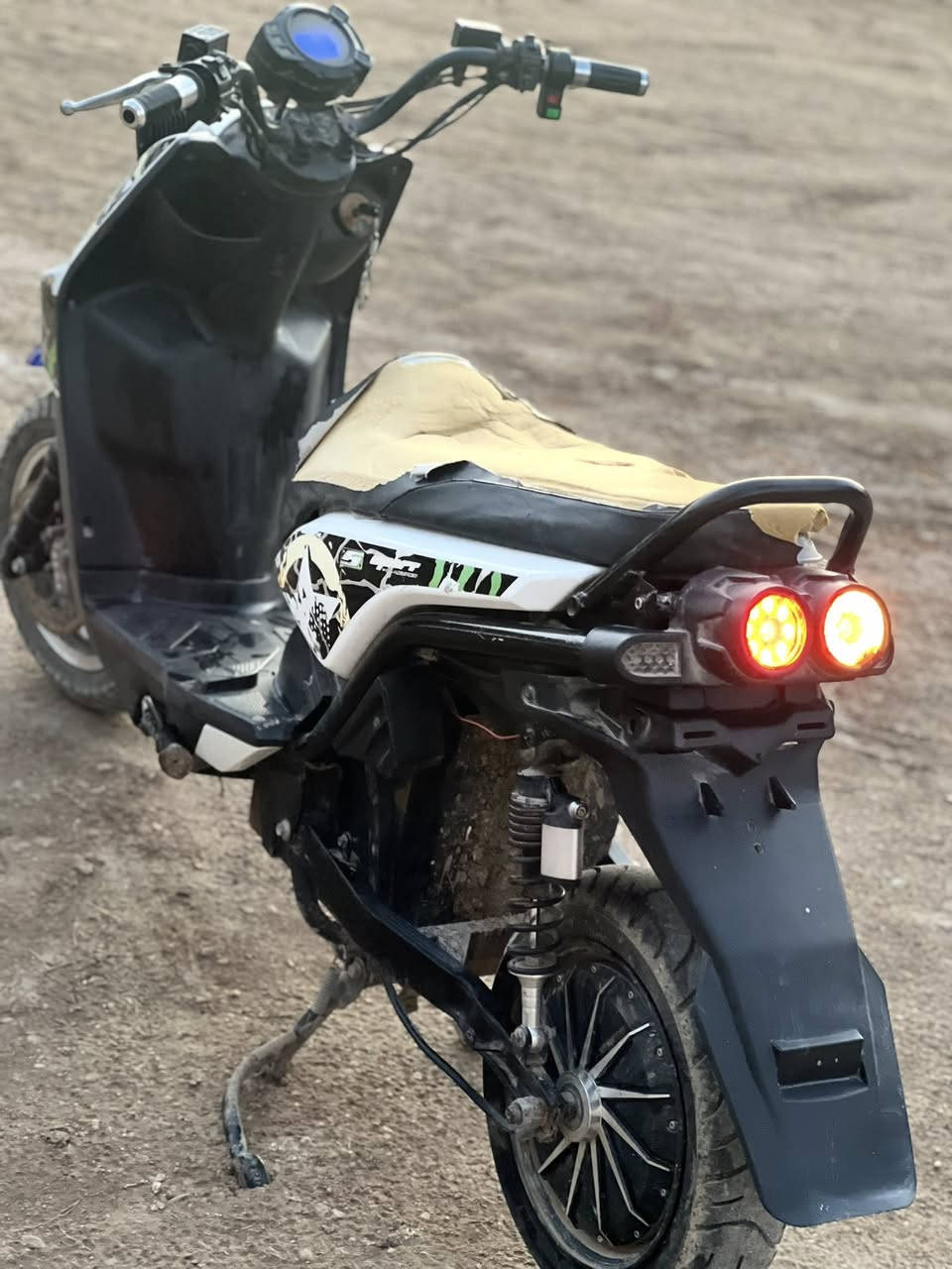 السلام عليكم عدي دراجه كربائيه جبليه  للبيع والدراجه نضيفه وبطاريات جديده كهربائيات شغاله كلها رايدها 600وبيها مجال
العنوان حي اللطيفيه  
رقمي ***********
