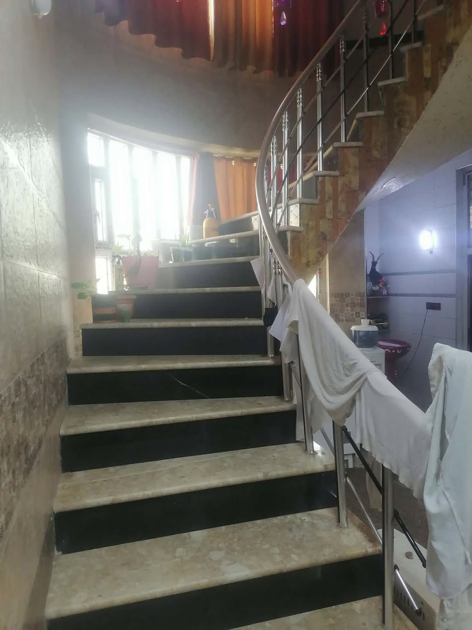بيت للبيع مساحه 250 طابو زراعي  يبعد عن الشارع 150  متر  بناء حديث  يحتوي علئ غرفتين نوم كبيره ومطبخ  وكليدور 9 متر  صحيات درجه اولئ  حديقه مناور سطحين. العنوان ابو خستاوي قرب شارع المرور  رقم ***********

