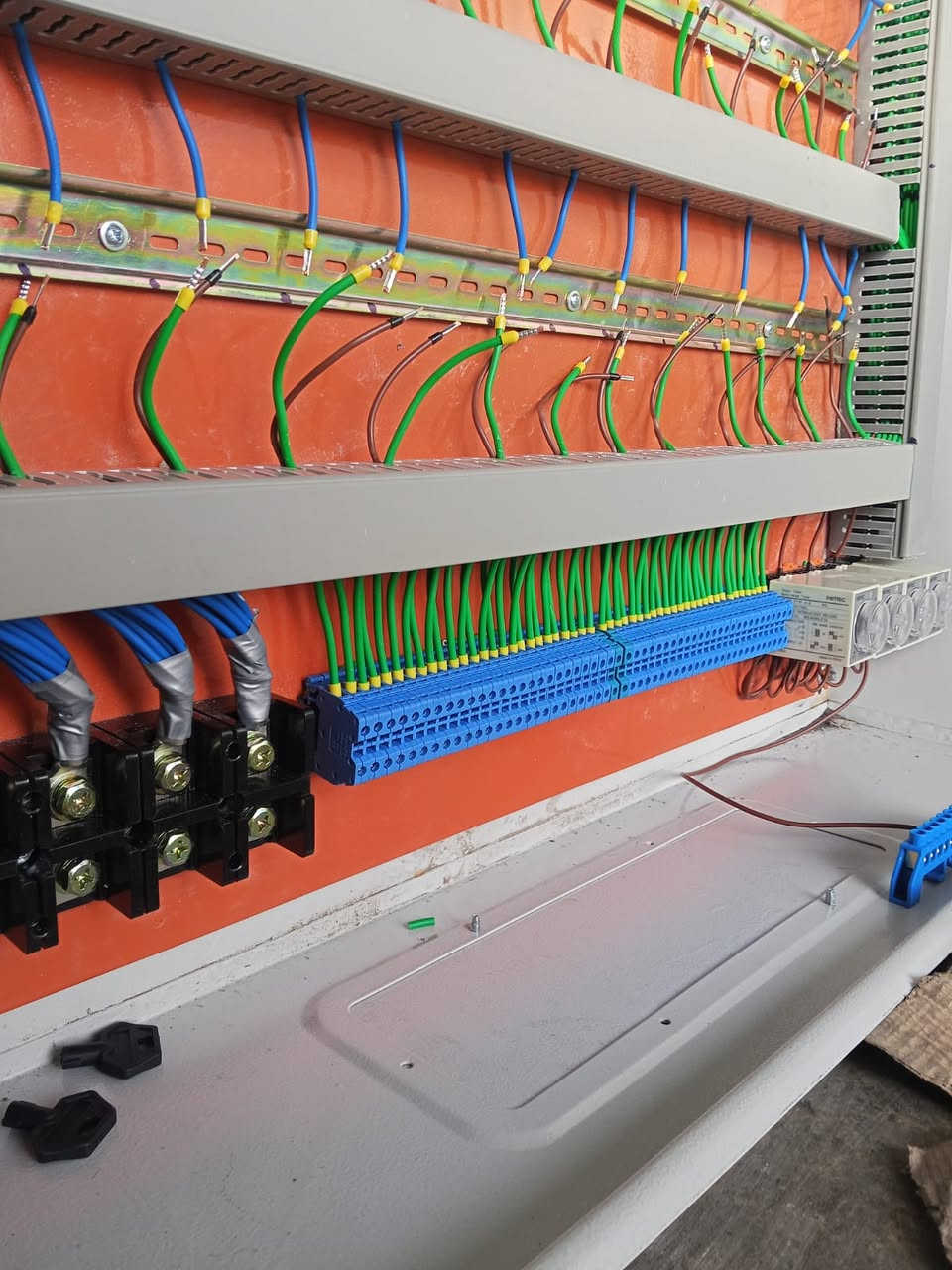 عيد اضحى مبارك وسعيد على كل زبائننا الكرام
من ورشة ويف WAVE الهندسية
كابينة خطوط اشتراكات المولدة
يحتوي على فان تهوية  وتايمرات حيث يكون التحميل على الفيزات على التوالي ويكون واير التغذية 2.5 ملم و واير المشترك 2.5 ملم والبارد 1.5 ملم نحاس اردني الصنع ستاندرد اصلي
سعر البورد 22 خط صندوق حديد مغلون قياس 50*60 =  160  الف
سعر البورد 36 خط صندوق حديد مغلون قياس 60*80 = 225 الف
سعر البورد 52 خط صندوق حديد مغلون قياس 80*100= 325 الف
سعر البورد 75 خط صندوق حديد مغلون قياس 120*100 = 500 الف
 
مستعدون  لعمل اي كابينة خارجية  وحسب الطلب مع اعطائنا التفاصيل لكي يتم حساب التكلفة بشكل دقيق  
 
يوجد توصيل الى كافة محافظات العراق
يصل الطلب إلى بغداد خلال 24 ساعة
والى باقي المحافظات خلال 72 ساعة
سعر التوصيل إلى كافة المحافظات 10 الف دينار
 
تصميم وعمل المهندس محمد يوسف
للطلب والاستفسار يرجى الاتصال على الارقام التالية
واتساب و فايبر  
***********
***********

