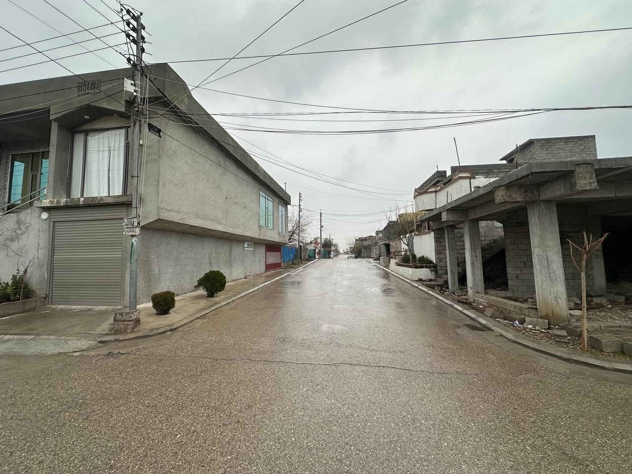 خانوی ٢ قات فول مواسەفات لە هەڵەبجە بۆ فرۆشتن
قاتی خوارەوە 
گەراجێک 
مەخزەن 
ژورێک
دەستشۆر 
.
قاتی سەرەوە 
باڵکۆن 
میوان 
مەتبەخ 
هۆڵ 
نوستن
مشتەمەلات 
.
هەورەبان
مەخزەنەکەی دەڕابەی کارەبای هەیە 
سەقفی مەغریبی هەیە 
شۆفاشی هەیە و سێتی مەتبەخی لەگەڵە
 خانوەکە  زۆر بەجوانی و بێ هیچ کەمو کورتییەک کراوەتەوە
تەرەشوع و تەقیوی و هیچ کێشەیەکی نییە      

دەروازەی شار ناوهەورامییەکان
***********
