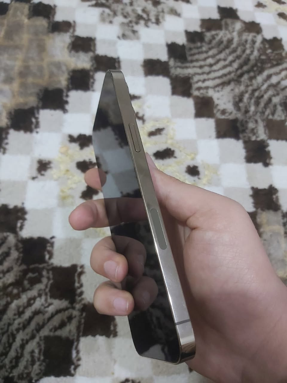 آيفون 13 برو ماكس مستخدم بحالة نظيفة جداً، مع كل تفاصيله الحقيقية ومرفق صور واضحة تبين نظافة الجهاز وسلامة أطرافه وشاشته.
المواصفات الرئيسية:
• الموديل: iPhone 13 Pro Max
• الذاكرة: 256 جيجابايت
• اللون: ذهبي
• الحالة: مستخدم نظيف جداً،
• كلشي شغال: Face ID، الكاميرات، السماعات، الشحن، كل الوظائف تعمل بامتياز.
مع شاحن اصلي 
• صحة البطارية: 77٪
السعر 620 الف


**إذا كنت صاحب هذا الإعلان وتريد حذفه لأي سبب، رجاءا أرسل رسالة إلى الدعم الفني**