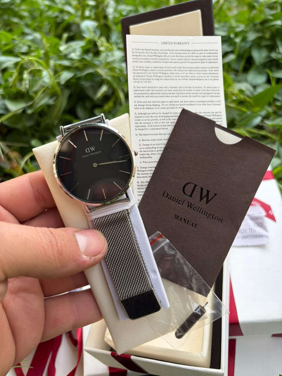 دانيال ولينغتون كلاسيك شيفيلد (Daniel Wellington Classic Sheffield)، وهي تتميز بتصميم كلاسيكي بسيط يجمع بين الأناقة العصرية واللمسات التقليدية. 
Watch Connection
Watch Connection
تأتي بموديلات مختلفة يناسب الرسمي والكاجول
المكينة مايوتا الياباني الاصفر 
السعر 39 الف فقط 
مع العلم رتيل الساعه 200$


**إذا كنت صاحب هذا الإعلان وتريد حذفه لأي سبب، رجاءا أرسل رسالة إلى الدعم الفني**