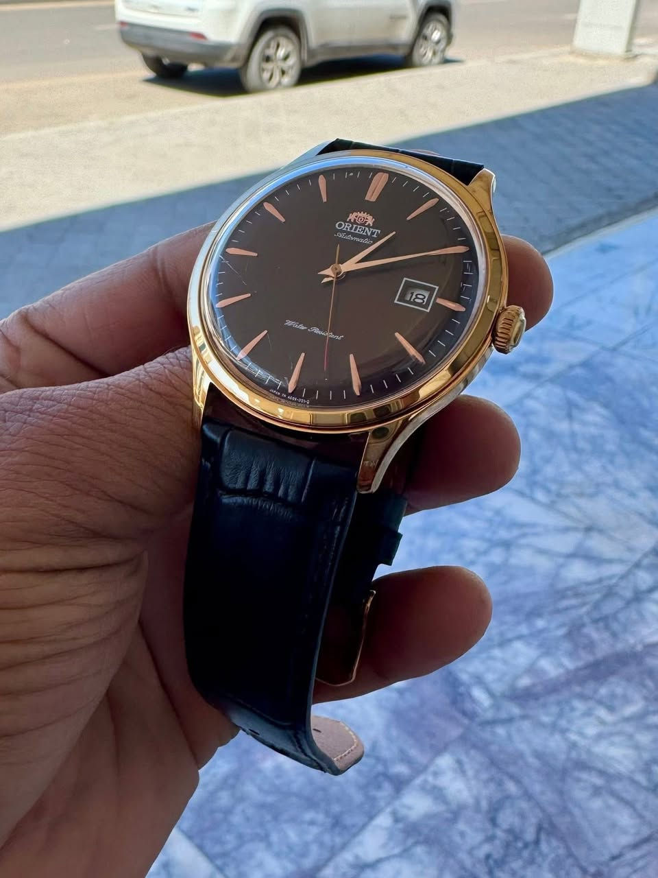 #مستعمل

#سعر 175.000
#مراوس_حسب_الرغبة

المواصفاة….

أورينت – ORIENT

رقم الموديل ACOO-001-0

* الحالة : ممتازة جداً 

* أورجينال بالكامل

حركة أوتوماتيكية: تعمل بالطاقة الحركية مع إمكانية التعبئة اليدوية وتوقف عقرب الثواني عند الضبط.

• مينة بني هادئ

• نافذة عرض التاريخ عند الساعة 3

• قطر الهيكل 42 ملم 

• هيكل من الستانلس ستيل

• زجاج منحنٍ معدني مقوّى

• سوار جلدي اسود بعرض 22 ملم

• قفل دبوس تقليدي

• مقاومة للماء حتى عمق 30 متر

•#ملاحظة السير مستبدل بجلد طبيعي اسود كون السير الاصلي القديم متهالك ولكن موجود

•#ملاحظة خدوش خفيفه في الجامه غير واضحه للناظر

«»الساعه بلاديه بالكامل

«»بدون مرفقات..بدون علبه

«»توصيل لجميع المحافظات

«»تواصل خاص او ***********⁩⁩⁩

