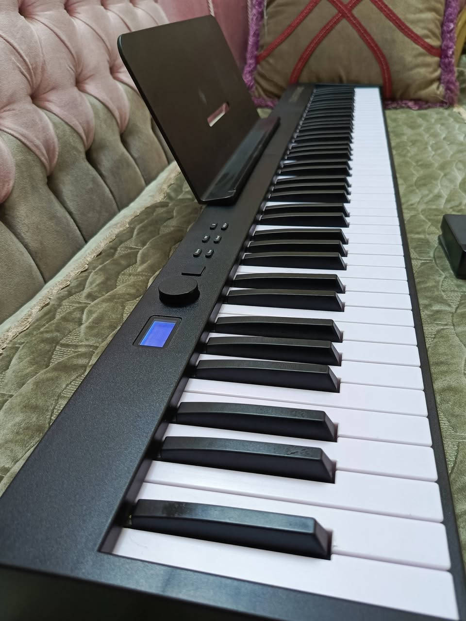 بيانو قابل للطي BX_20للبيع نظافه 100بلميه 
المواصفات
٨٨مفتاح LED حساس للمس 

لمس المفاتيح مشابة للهمر
يحتوي على ١٢٨ صوت (اكوستك بيانو وكيتار وكمان وهارمونيكا وميلوديكا وكاليميا وتشيلو ..)
يحتوي على ١٢٨ ايقاع 
يحتوي على ٣٠ اغنيه مسجلة داخل البيانو 

خاصية مترونوم 
خاصية تسجيل العزف والاستماع اليه 
يربط بالهاتف عن طريق البلوتوث او الكيبل (يدعم اغلب تطبيقات البيانو)
يدعم سماعة سبيكر 
يدعم سماعة رأس هيدفون 
يدعم الربط ميدي 
السعر 175
....***********
