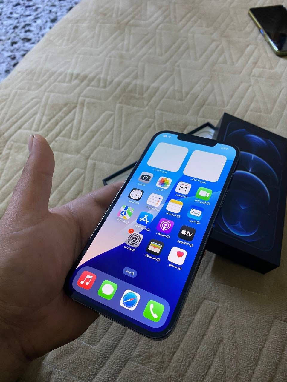 ايفون 12 برو ماكس شرق اوسط ضمان ماستر  كامل ملحقاته للبيع او مراوس ب ايفون :- 
لون بحري مميز ✅
بطاريه 82 ✅
ذاكره 256 ✅
كارتونته الاصليه ✅
فيس ايدي شغال ✅
شاصي وضهر كفاله حت من شخط ✅
ماستر شرق اوسط ✅
الجهاز عله ايد وحده من الشركه الحد هسه احنا فاتحي من الكارتونه سابقاً جان وتر بروف بس قبل 7 اشهر وكع وصار بي نقطه صغيره سوده بل شاشه ف بدلتها بل ربيعي بدلتله شاشه اصلي اصلي حت بلاعدادات مبين اصلي والشاشه القديمه موجوده انطيها لليشتري ااجهاز فقططط باقي الجهاز وتر وعله وضع الشركه مكفول حت من الزلغ السعر 350 العنوان بغداد باب معضم او كاضميه ++ ماعندي اي توصيل 
*********** واتساب ورصيد
