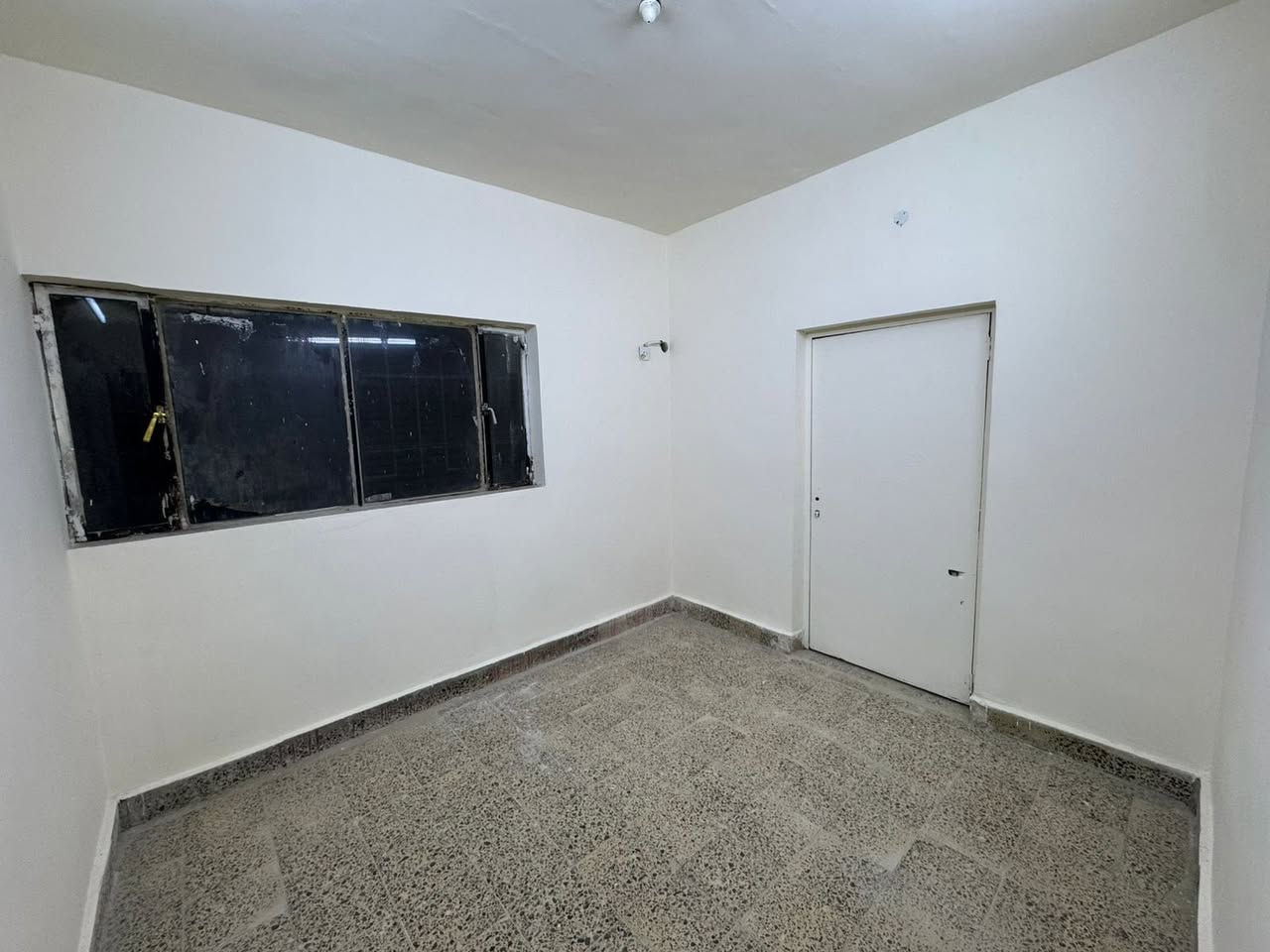 #لـلايـجـار فـي السيـديـة

بيت 180م نظيف جداً يحتوي على :
ثلاث مداخل وكراجين وحديقـة واربع غرف نوم وصالة ومطبخ وخدمات صحيـة .

لـلاستفسار : *********** متوفر واتساب .

بأمكانك عرض عقارك عندنا 
زبائننا الكرام نستقبل كافة عروضكم وطلباتكم 

#مكتب_القيسي_للعقار_والأعمار
شارع المركز مقابل مستلزمات التفاح الاخضر .
