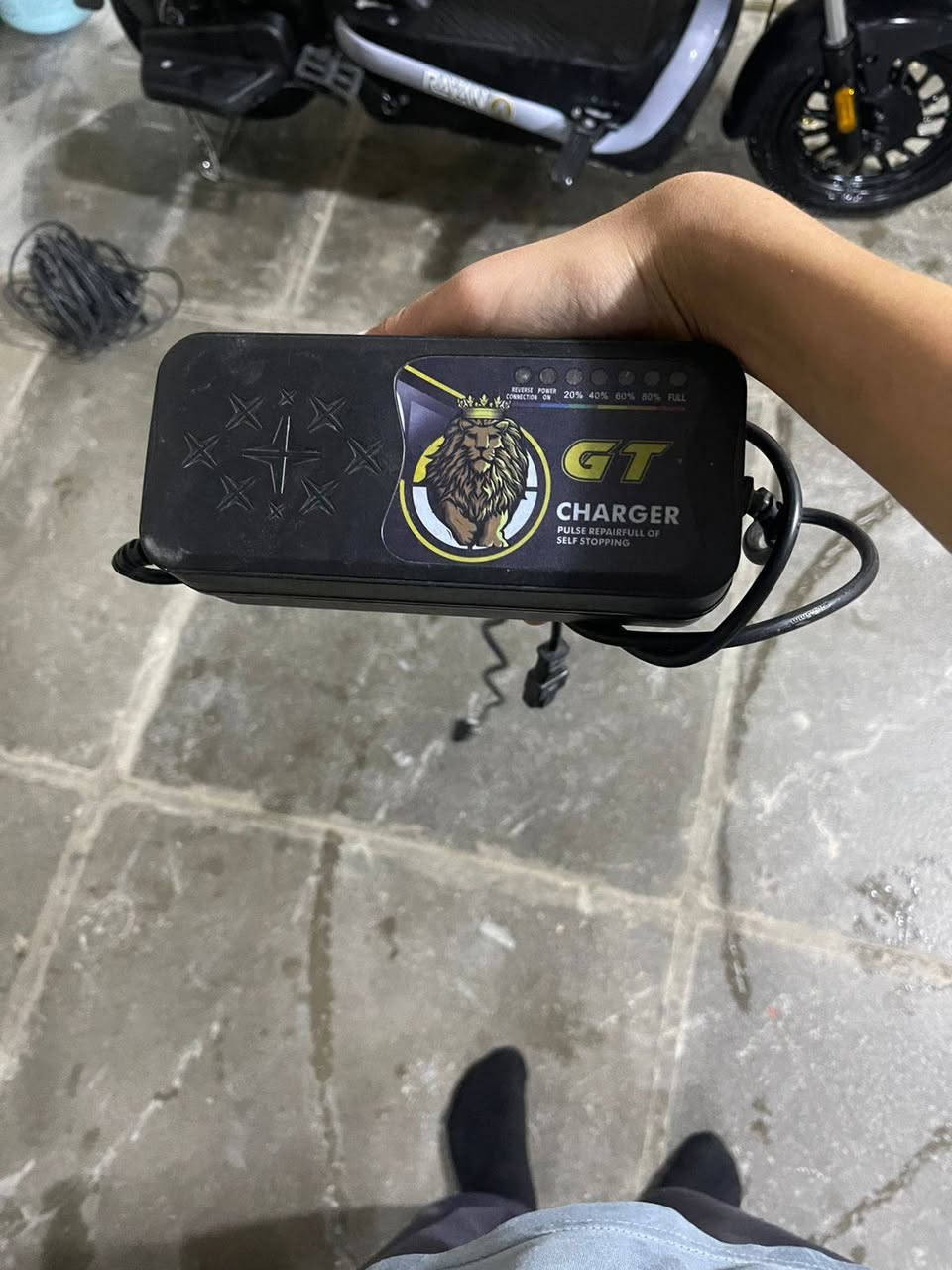 دراجه شحن الريان للبيع حجم 14  نضام بارك 2025سويجين وبصمه تشغيل عن بعد قفل تاير نضيفه كلش استخدام قليل كلش اربع بطاريات ما تصرف شحن الشحنه تمشي فوك 35 كيلو شاحنه الاصليه GT السعر 300 وبيه مجال حك الجيه المكان بغداد الدوره ابو دشير الرقم ***********
